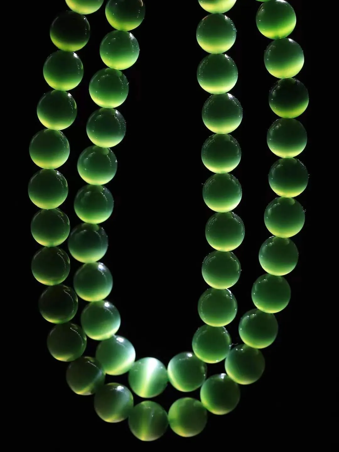 【珠圆玉润.项链】

收藏级臻品️和田玉碧玉猫眼珠圆玉润项链 玉质温润细腻  整串打磨圆润，佩戴舒适。珠珠落玉盘，间关莺语花底滑，一生美好时光，无论身在何处，都有它相伴相守。事事顺遂，幸福美满，吉祥如意。重47.54克 尺寸取一8mm  791201278A