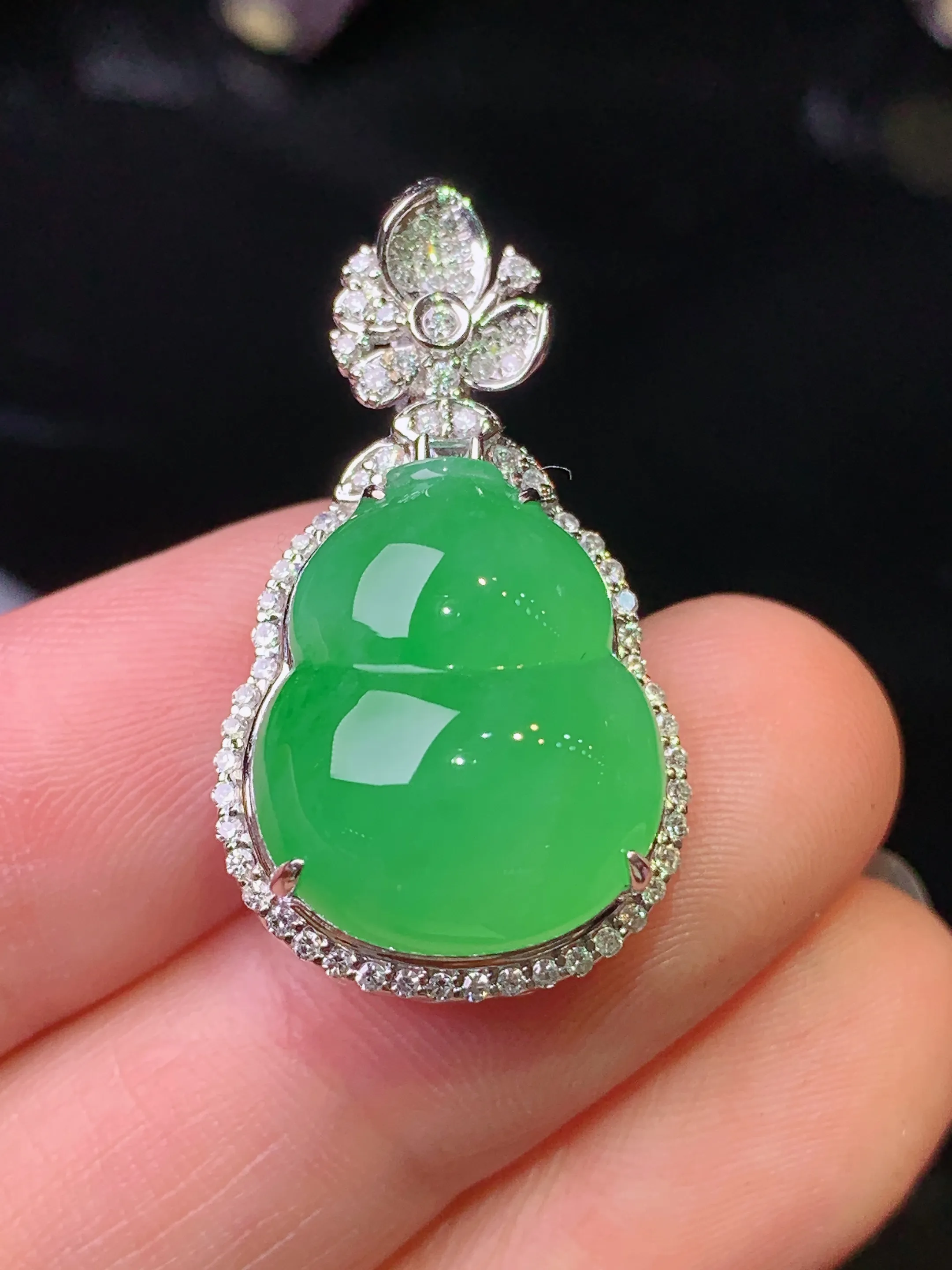 18k金钻镶嵌满绿葫芦吊坠 玉质细腻 水润亮眼 色泽艳丽 整体尺寸29*16*11