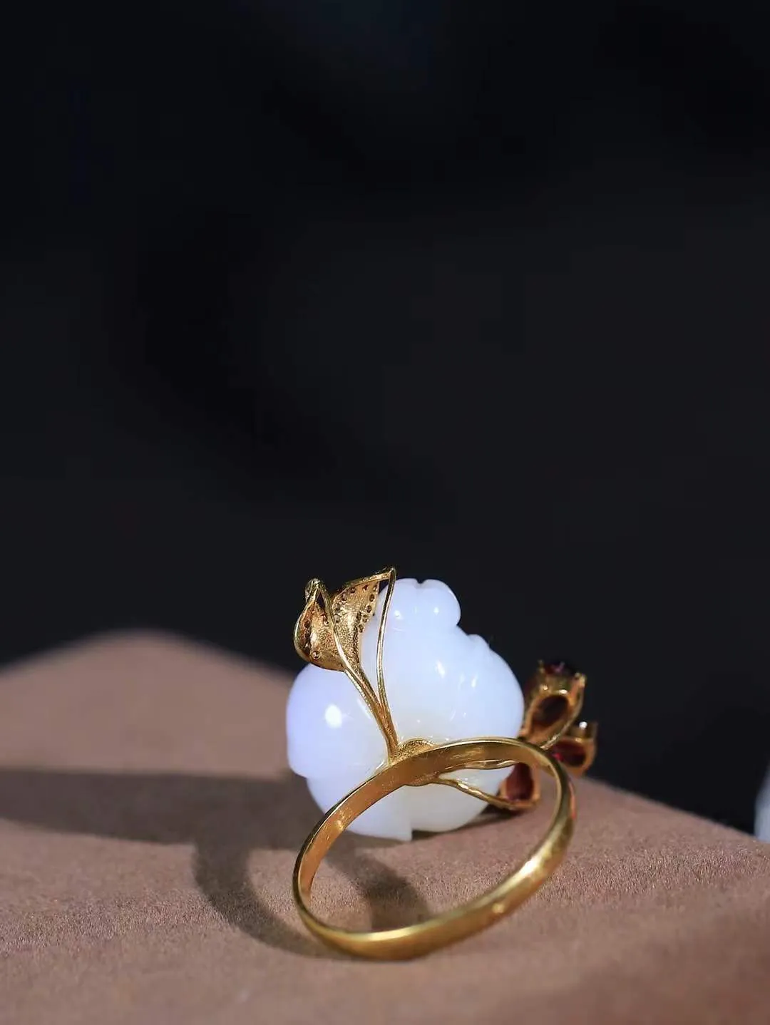 （金镶玉.荷韵.戒指）

精品和田玉白玉18k金镶嵌荷韵戒指，玉质极其细腻温润，油润感十足，心似莲花开，风华可绝代，醉卧清 风中里，翩翩入梦来。荷花悄然绽放，气韵传神  重5.37克   尺寸17.3-17-15.3mm   971201299A