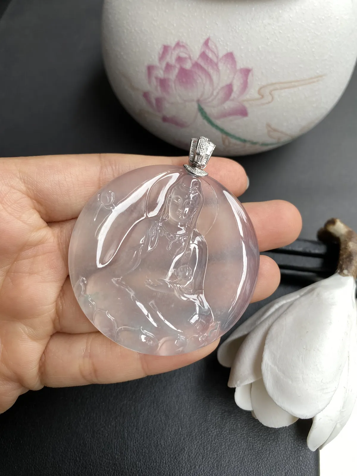 加龙作品-持莲观音，裸石52.4x5.7mm，雕工精湛，水润通透