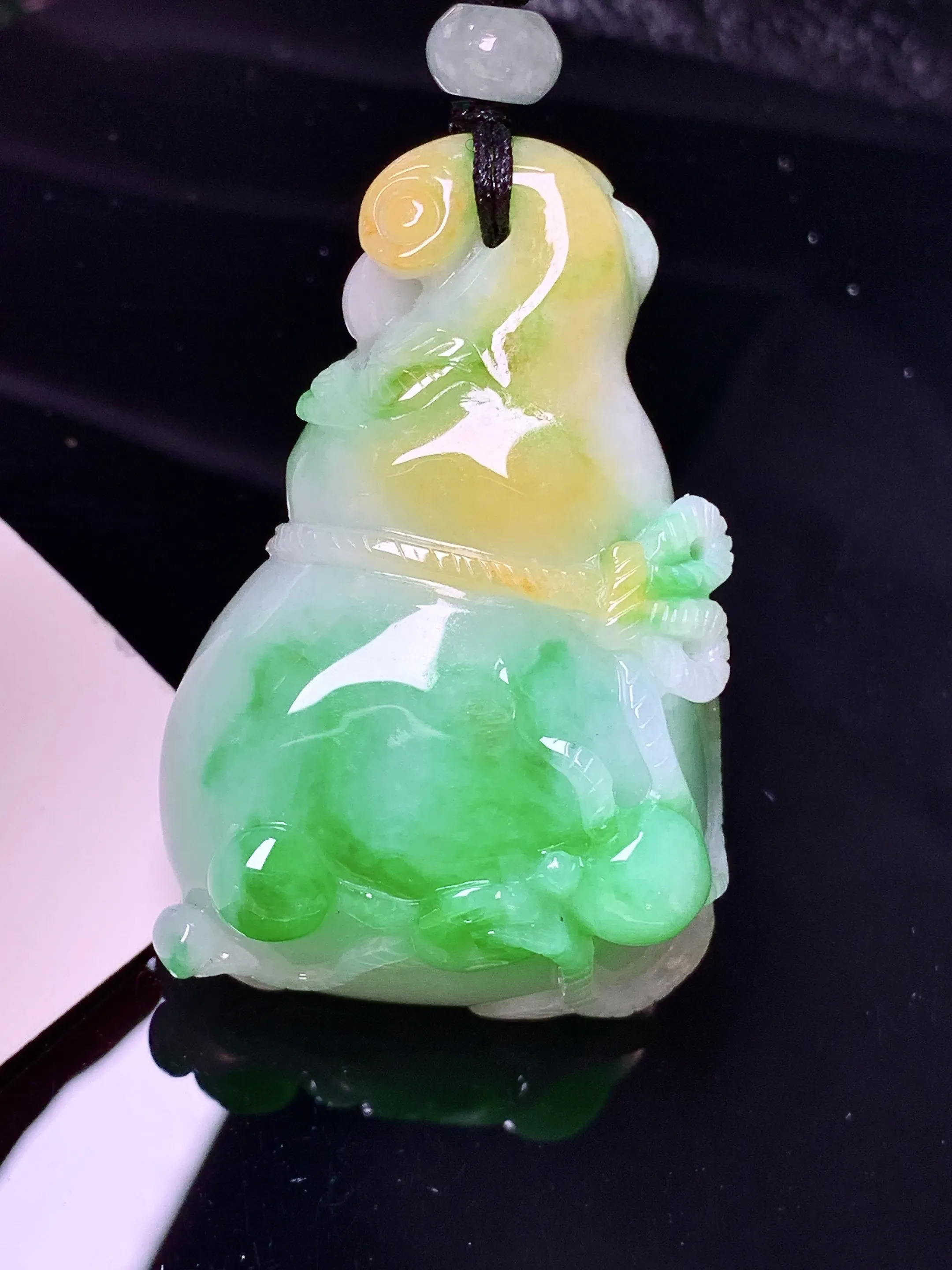 飘黄加绿钱袋吊坠 玉质细腻 水润亮眼 色泽艳丽 整体尺寸45.2*28.6*14.2