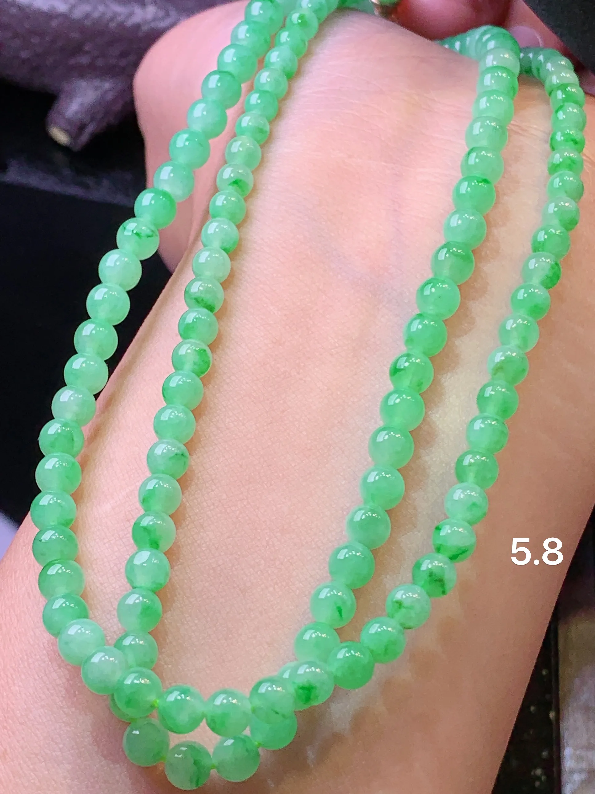 果绿圆珠项链 玉质细腻 水润亮眼 色泽艳丽 整体尺寸5.8