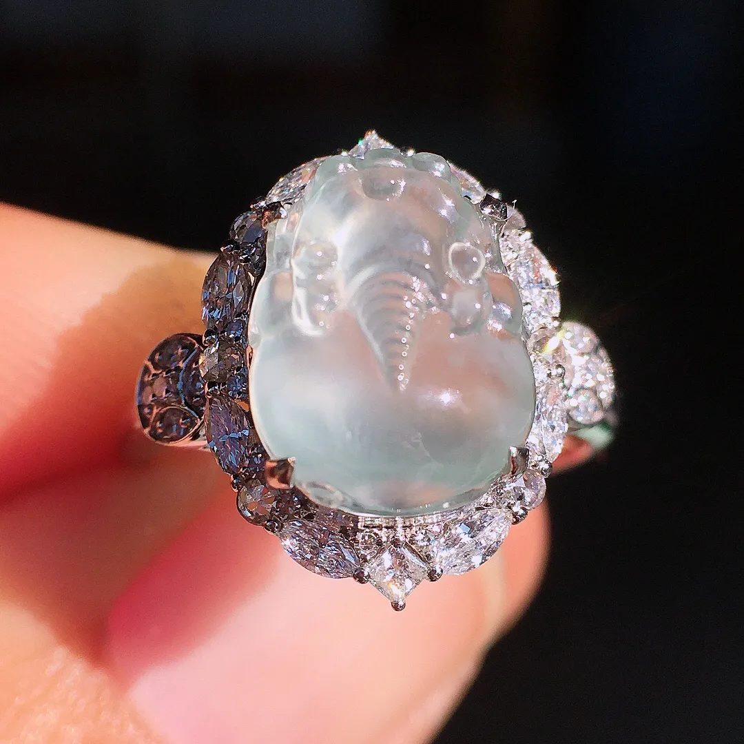 冰种貔貅戒指，玉质细腻，荧光感超
强，饱满圆润，尽显优雅气质，18k
金豪华镶嵌