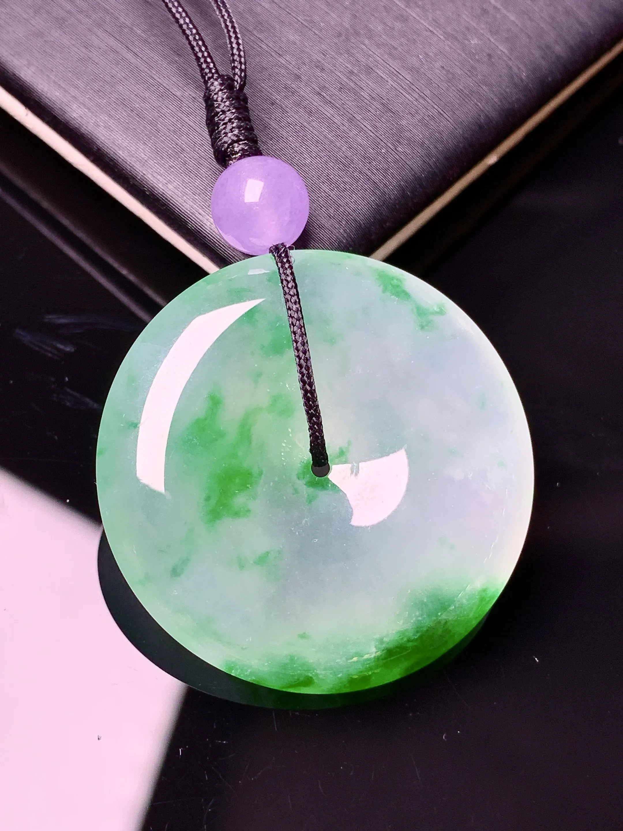 冰种飘绿平安扣吊坠 冰透水润 玉质细腻 色泽艳丽清新 整体尺寸20.5*5.5