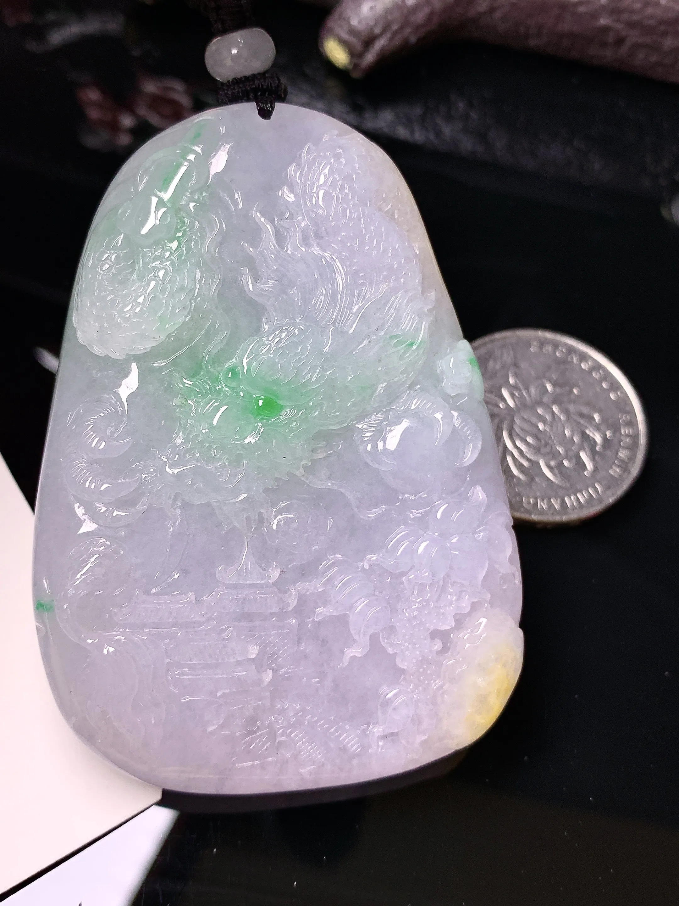 飘绿龙牌吊坠 玉质细腻 水润亮眼 色泽艳丽 整体尺寸65.6*45.7*11.2