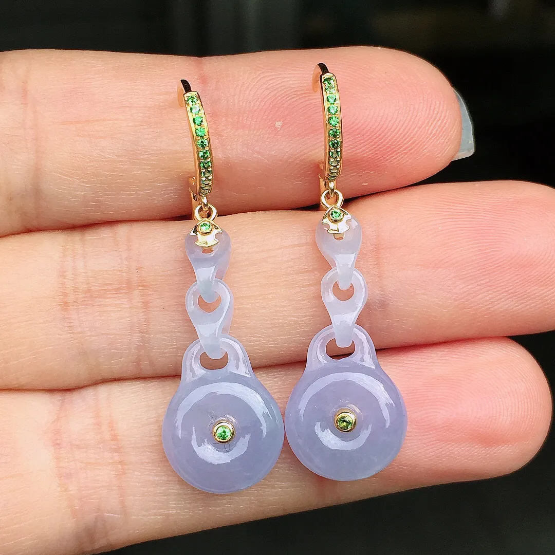 紫罗兰平安扣耳坠，色泽均匀艳丽，玉质细腻，荧光感超
强，饱满圆润，尽显优雅气质，18k
金豪华镶嵌