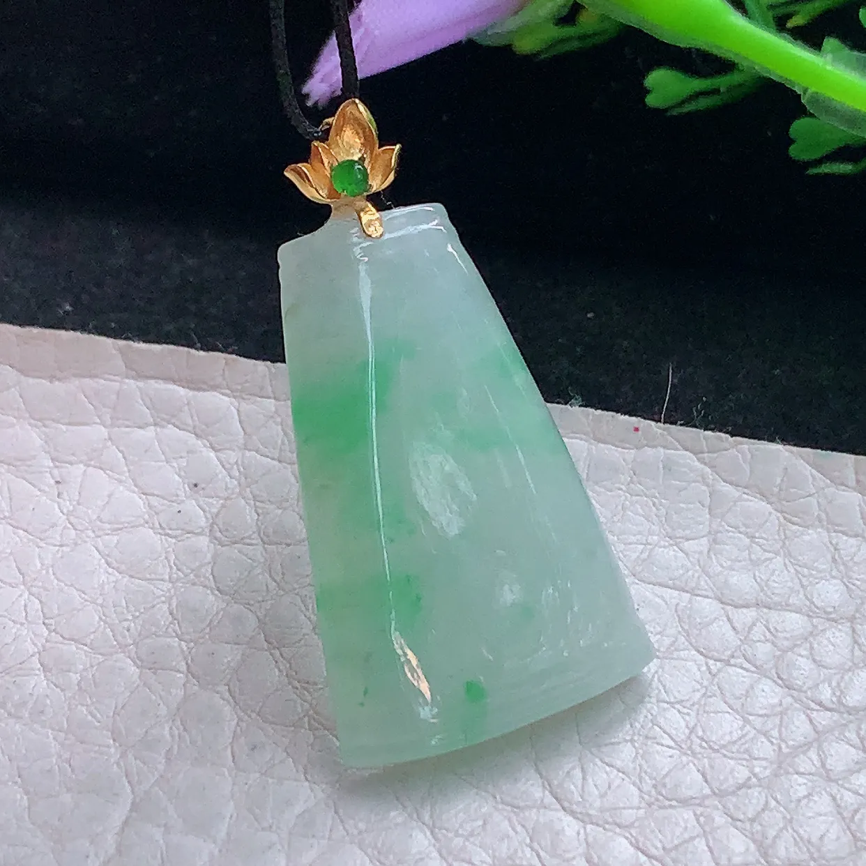 x54自然光35.6*19.2*3.6精美翡翠a货飘绿平安无事牌 素面牌玉吊坠 玉挂件