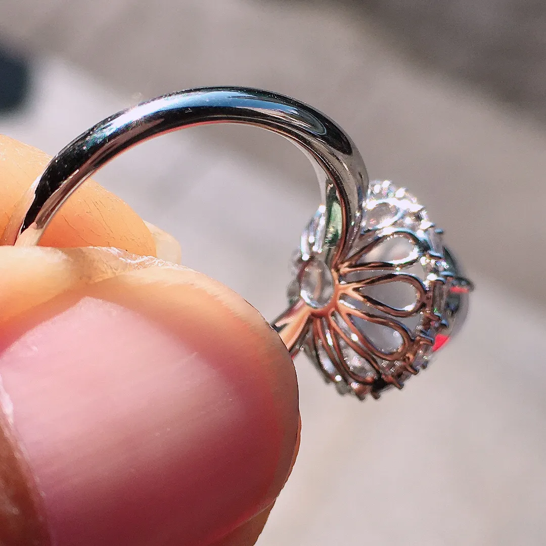 玻璃种蛋面戒指，玉质细腻，荧光感超
强，饱满圆润，尽显优雅气质，18k
金豪华镶嵌