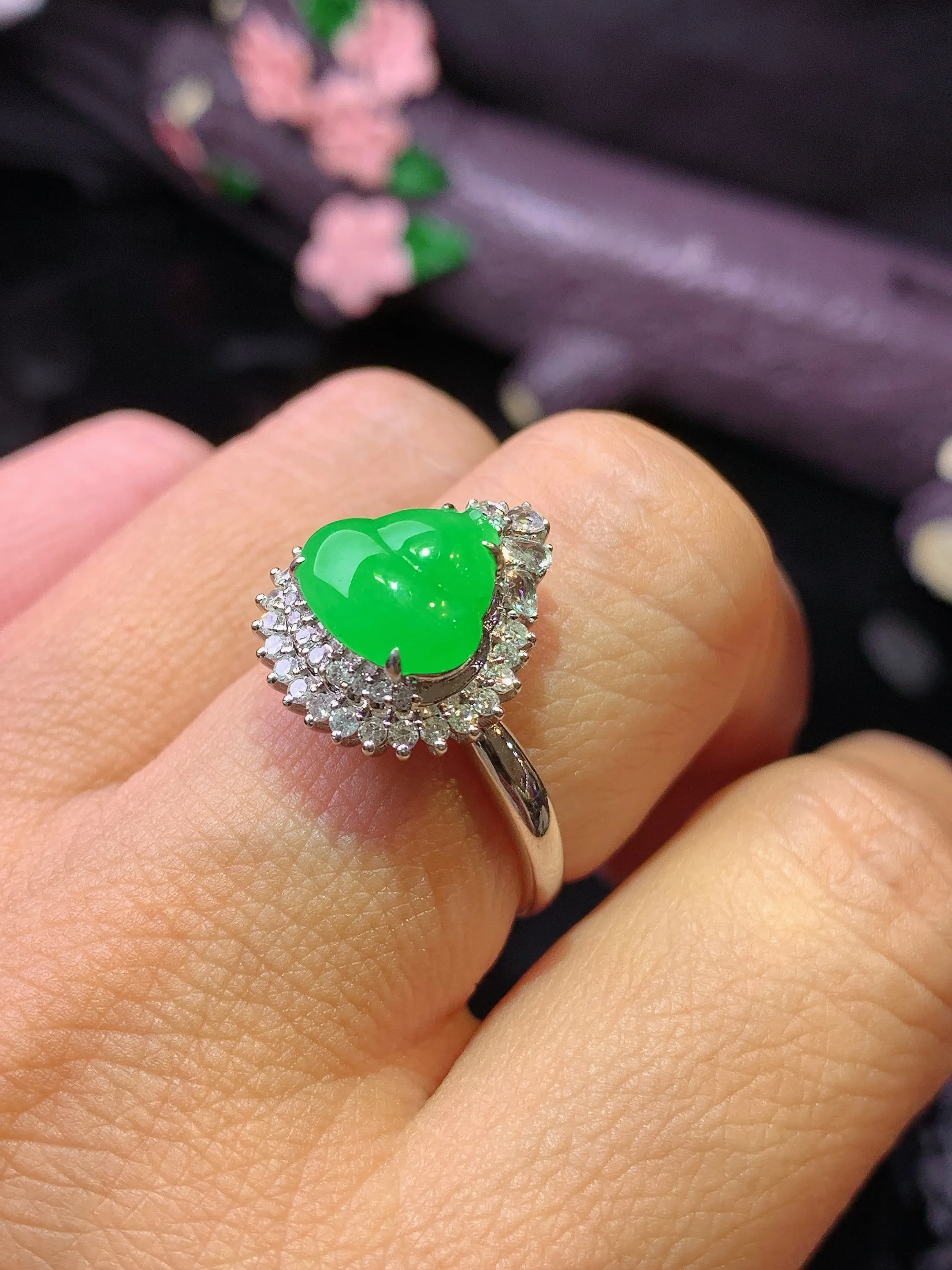 18k金钻镶嵌满绿葫芦戒指 玉质细腻 水润亮眼 色泽艳丽 圈口13.5 整体尺寸15.2*13.7*9