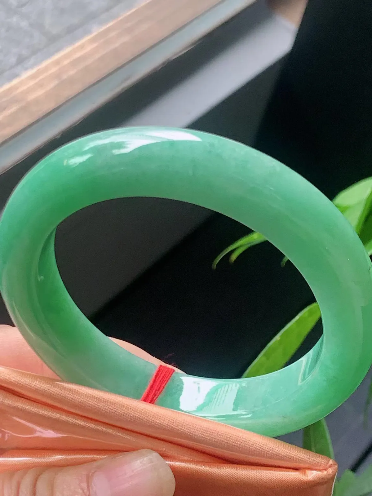 【翡翠名称】老种冰满绿54.7正圈口翡翠手镯
【翡翠尺寸】54.7/12.7/9.7mm适合53.7-56正圈口佩戴
【翡翠描述】宝贝种老水足，玉质细腻，色泽靓丽，性价比高，佩戴效果好！
【其它赠送】权威证书/精美挂绳盒子/支持全国复检