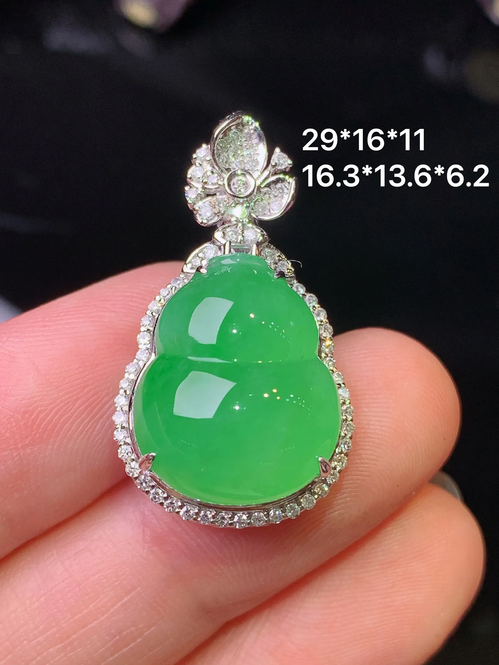 18k金钻镶嵌满绿葫芦吊坠 玉质细腻 水润亮眼 色泽艳丽 整体尺寸29*16*11