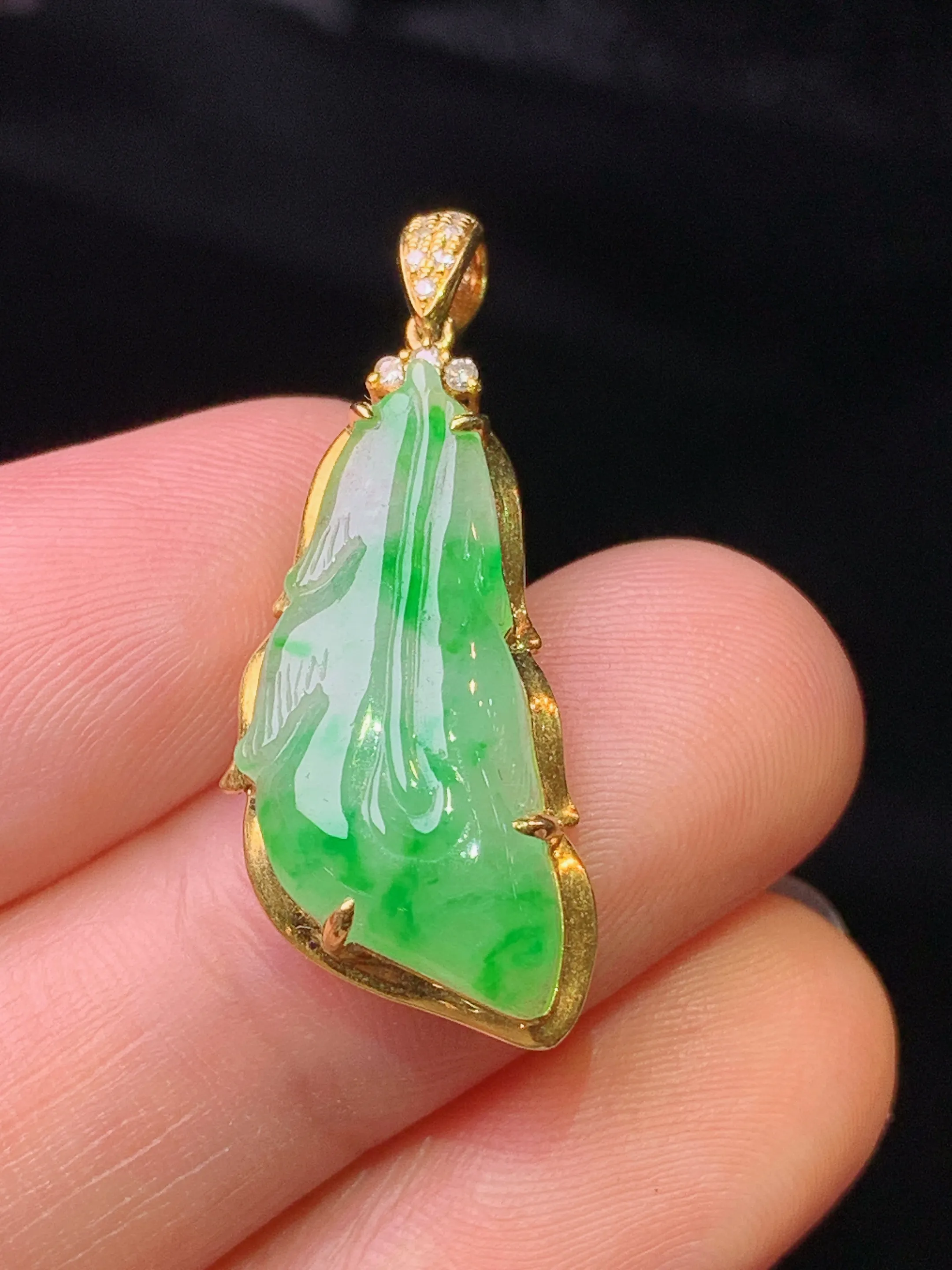 18k金钻镶嵌飘绿树叶吊坠 玉质细腻 水润亮眼 色泽艳丽 整体尺寸29.5*11.5*6
