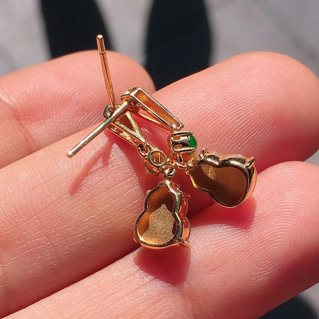 黄翡葫芦耳坠，色泽均匀艳丽，玉质细腻，荧光感超
强，饱满圆润，尽显优雅气质，18k
金豪华镶嵌