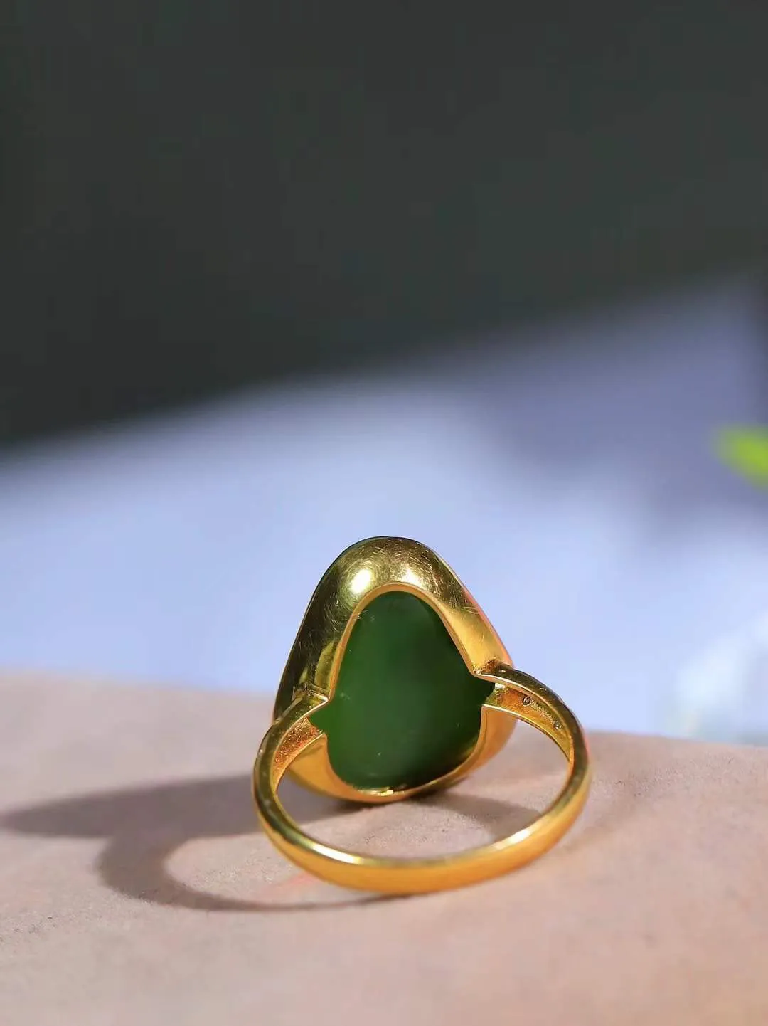 【金镶玉.戒指】

精品和田玉碧玉18k金戒指 玉质细腻温润 油性十足 ，不论时光如何流转变化，这枚戒指始终闪耀着最初的光芒。精工镶嵌18K金 （保真金 可检测贵金属18K金） 重5.4克 尺寸17.4-17.3-14.2mm 231201236A