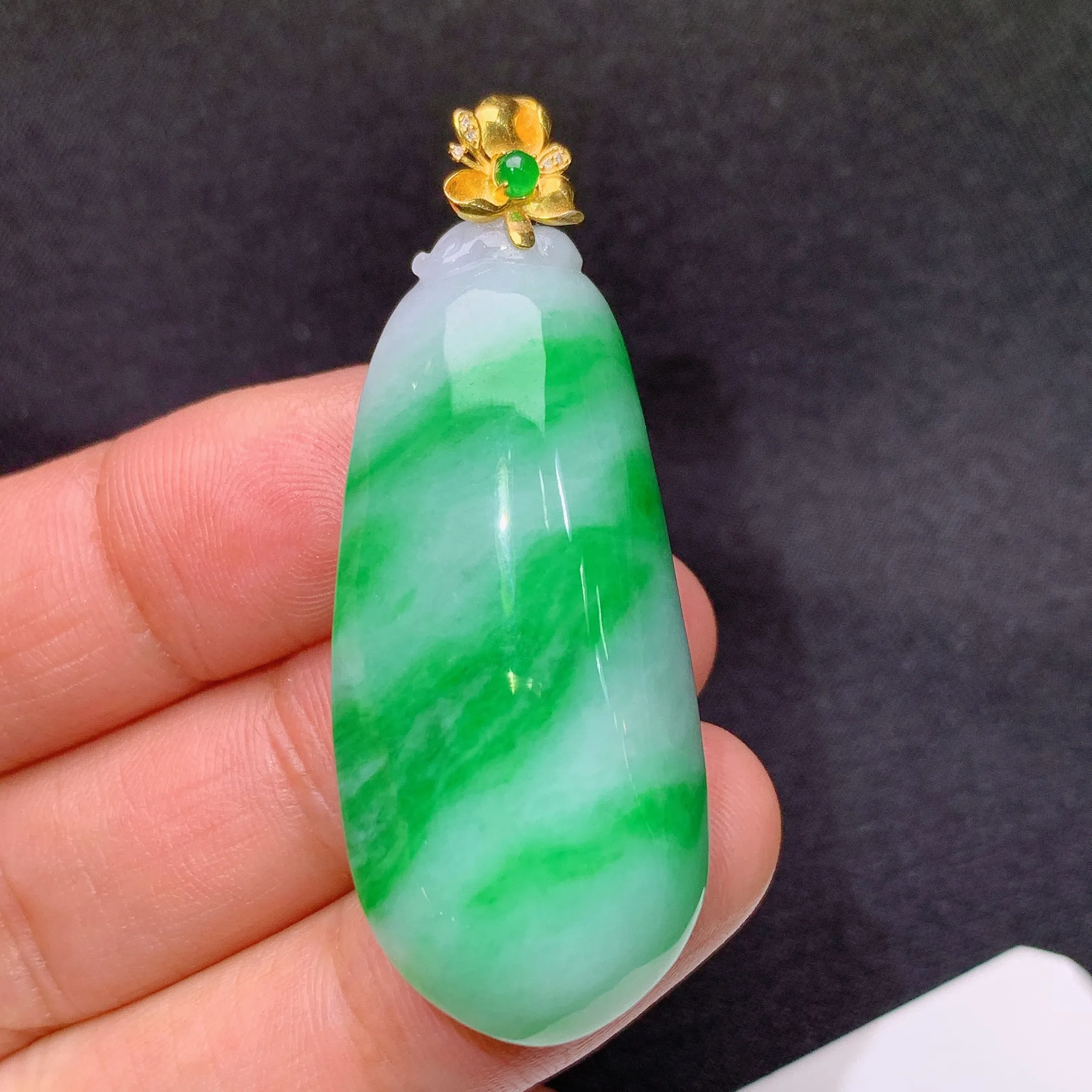 冰飘绿福瓜吊坠，18k金镶嵌，冰润色阳，玉质细腻，种水足 Xz整体尺寸47.6*18.4*11.4