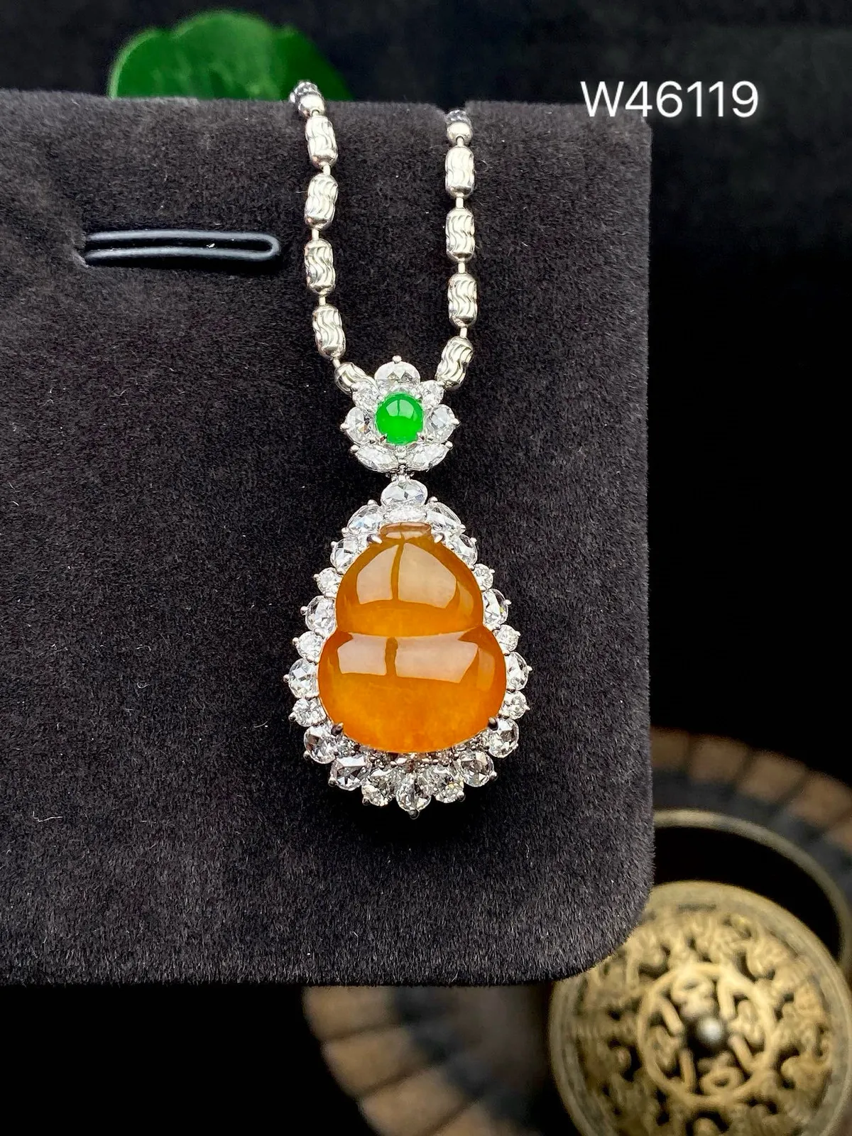 【冰种黄翡葫芦吊坠】质地细腻，冰感十足，晶莹透亮，18K金钻镶嵌，裸石尺寸14.8*12.1*3.8