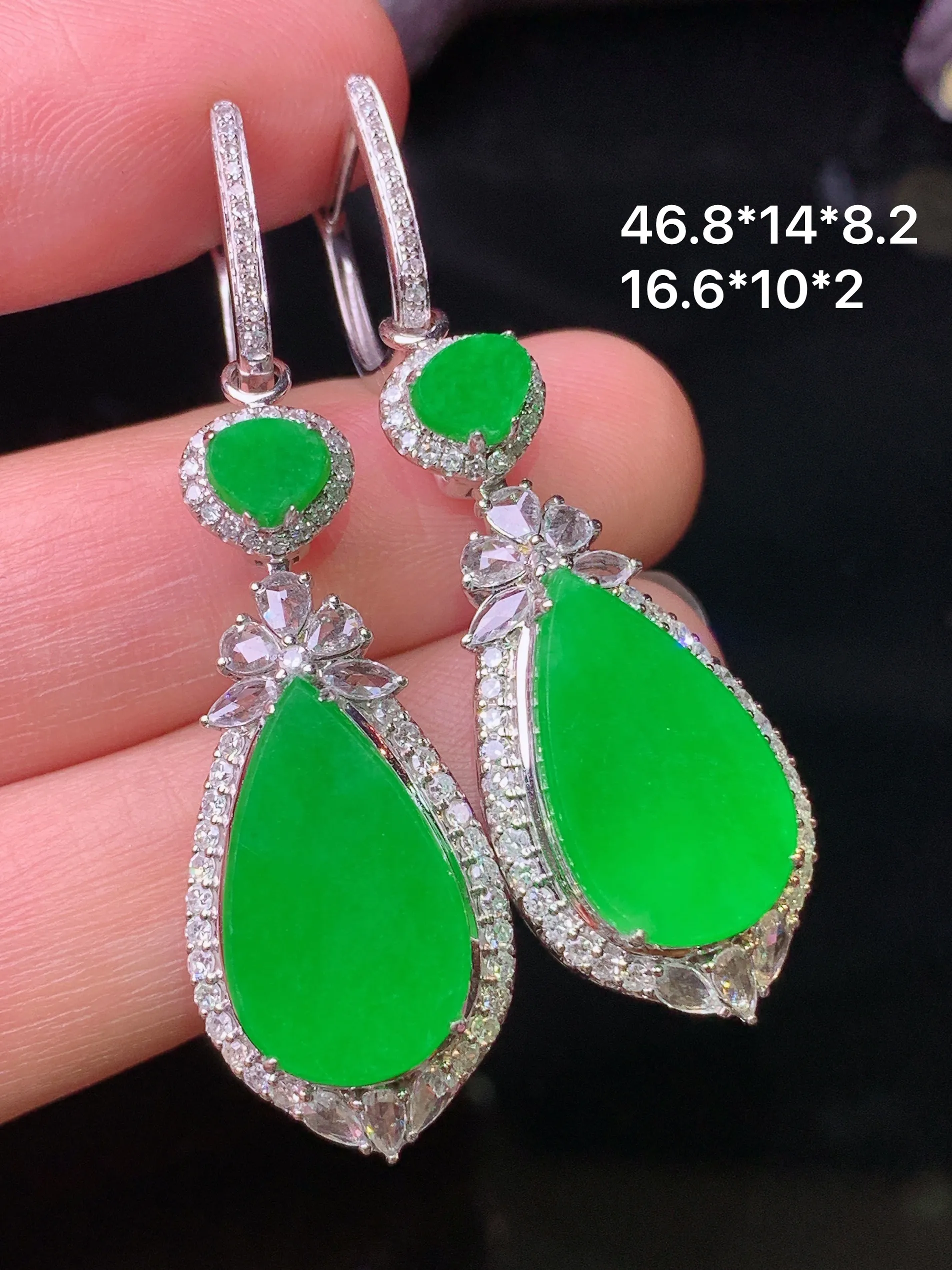 18k金钻镶嵌满绿水滴耳钉吊坠两用款 玉质细腻 水润亮眼 色泽艳丽 整体尺寸46.8*14*8.2