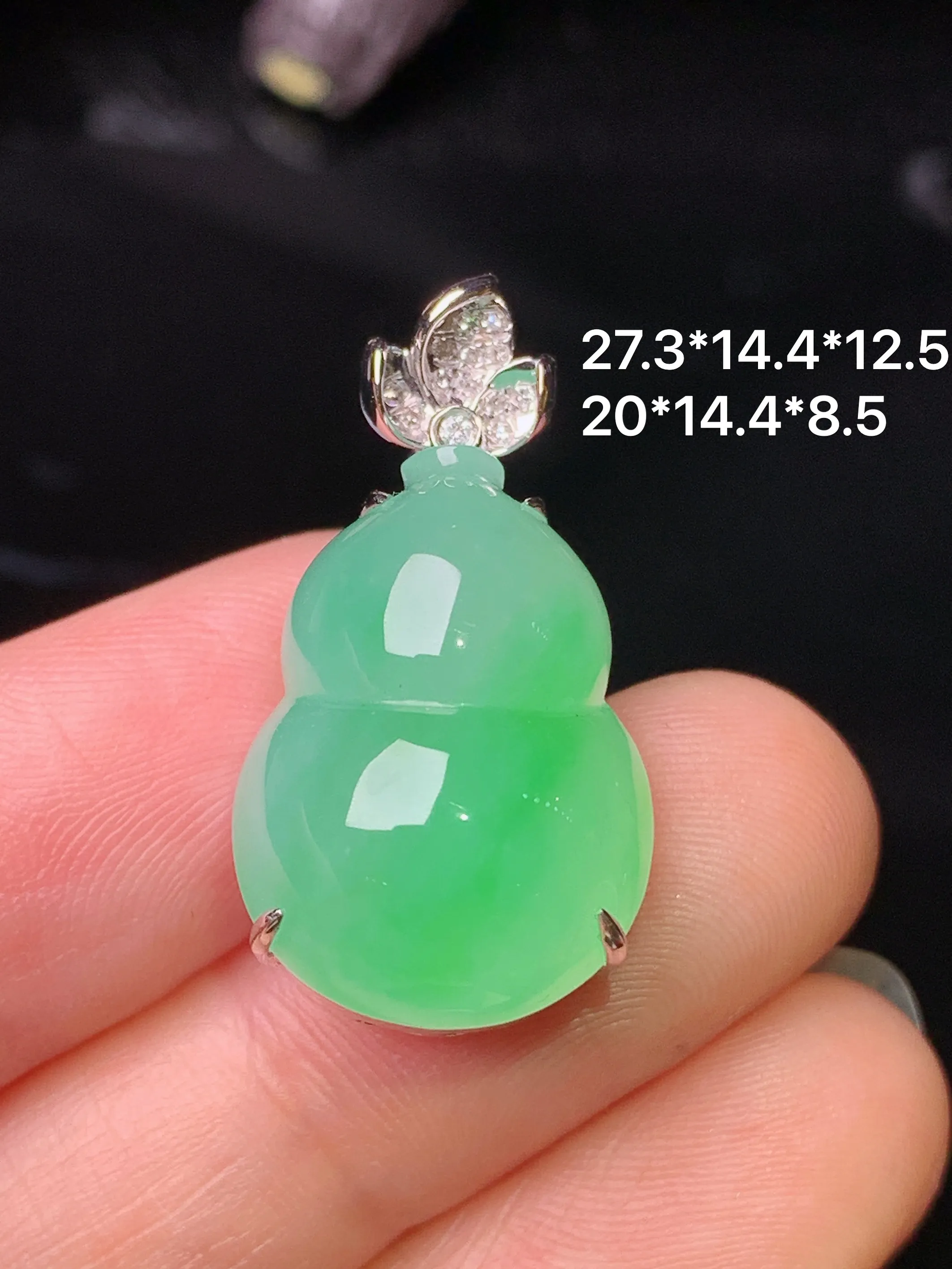 18k金钻镶嵌翠绿葫芦吊坠 玉质细腻 水润亮眼 色泽艳丽 整体尺寸27.3*14.4*12.5