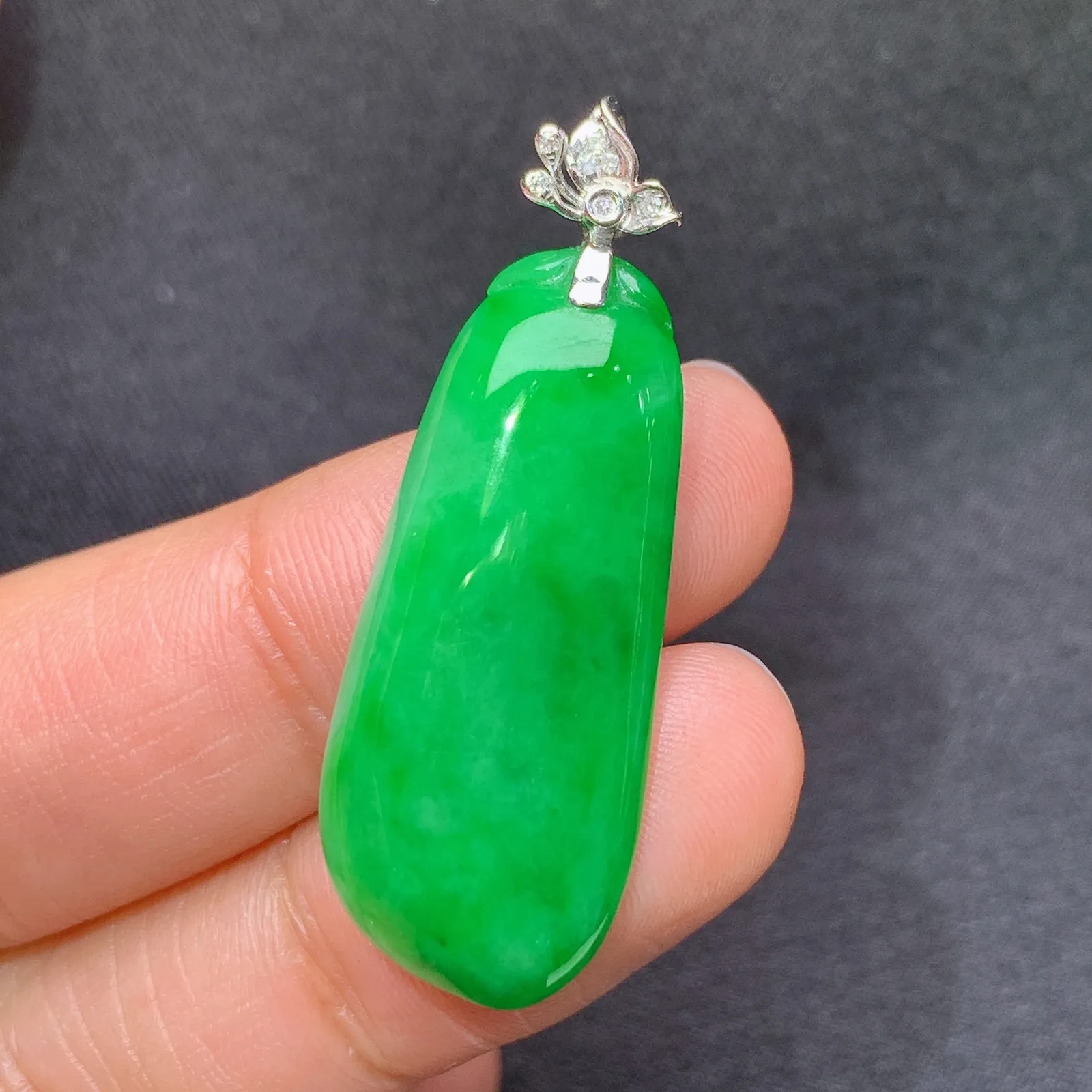 阳绿福瓜吊坠，18k金镶嵌，冰润色阳，玉质细腻，种水足 尺寸38.3*13.3*5