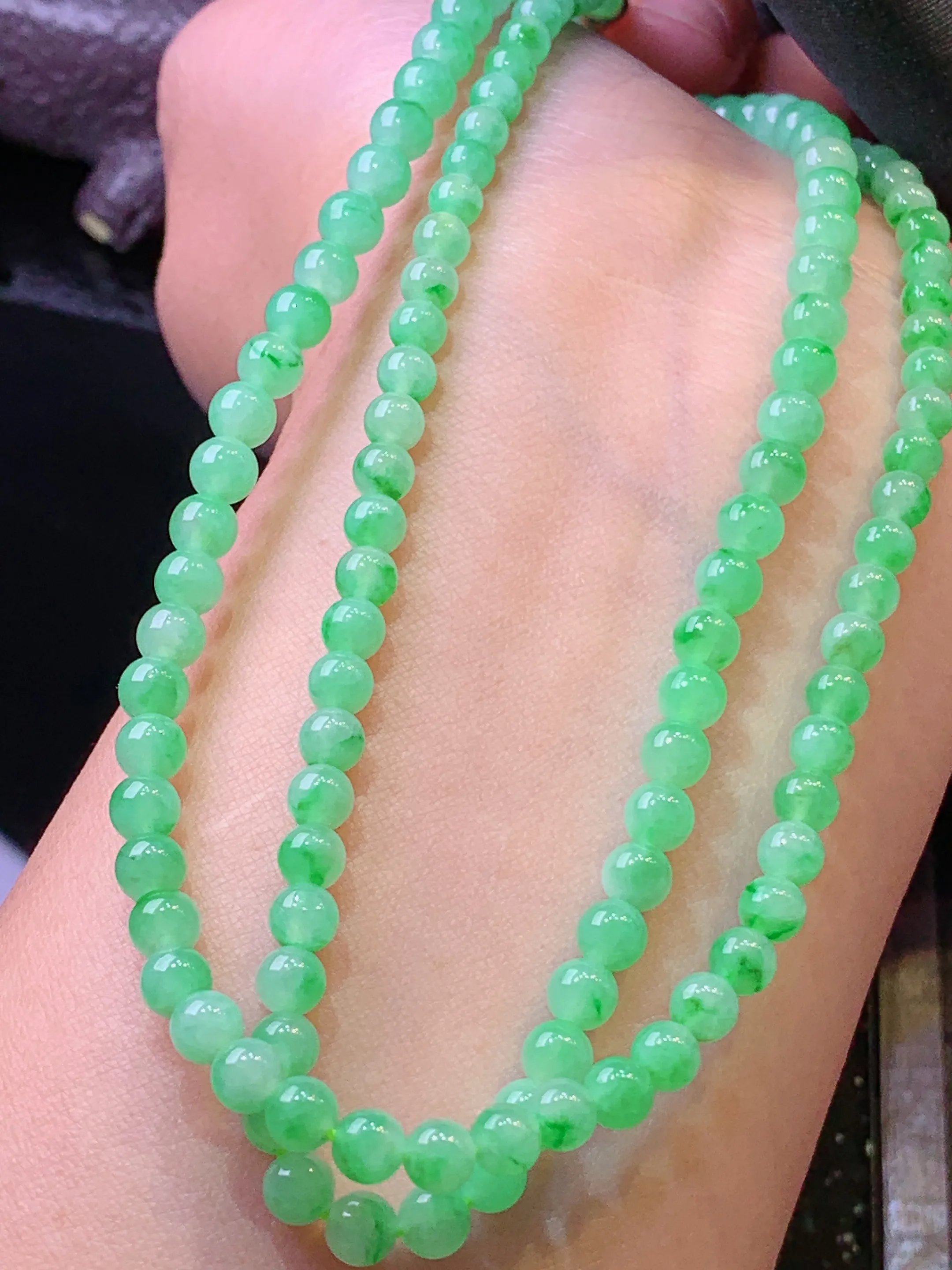 果绿圆珠项链 玉质细腻 水润亮眼 色泽艳丽 整体尺寸5.8
