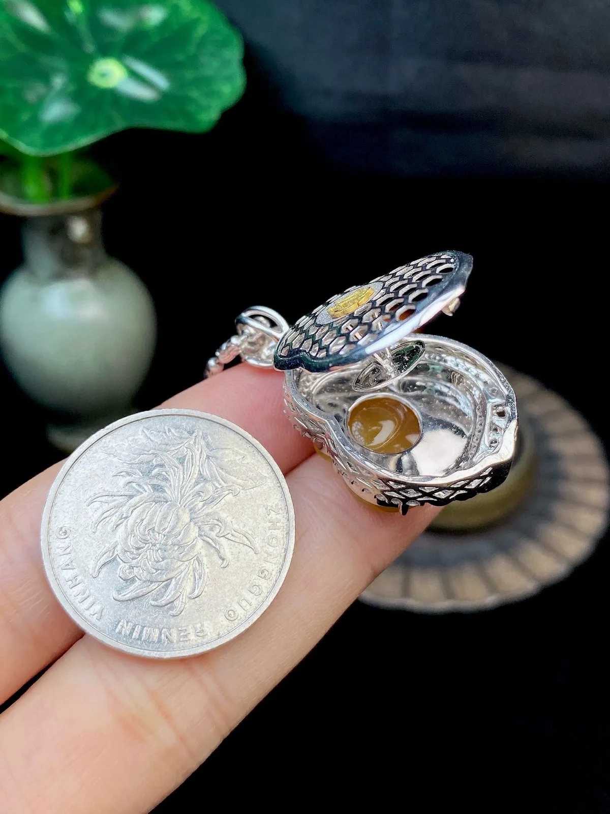 【冰种黄翡财神】质地细腻，工艺很好，饱满圆润，笑口常开，18k金钻镶嵌，裸石尺寸18.3*17.7*3.6毫米