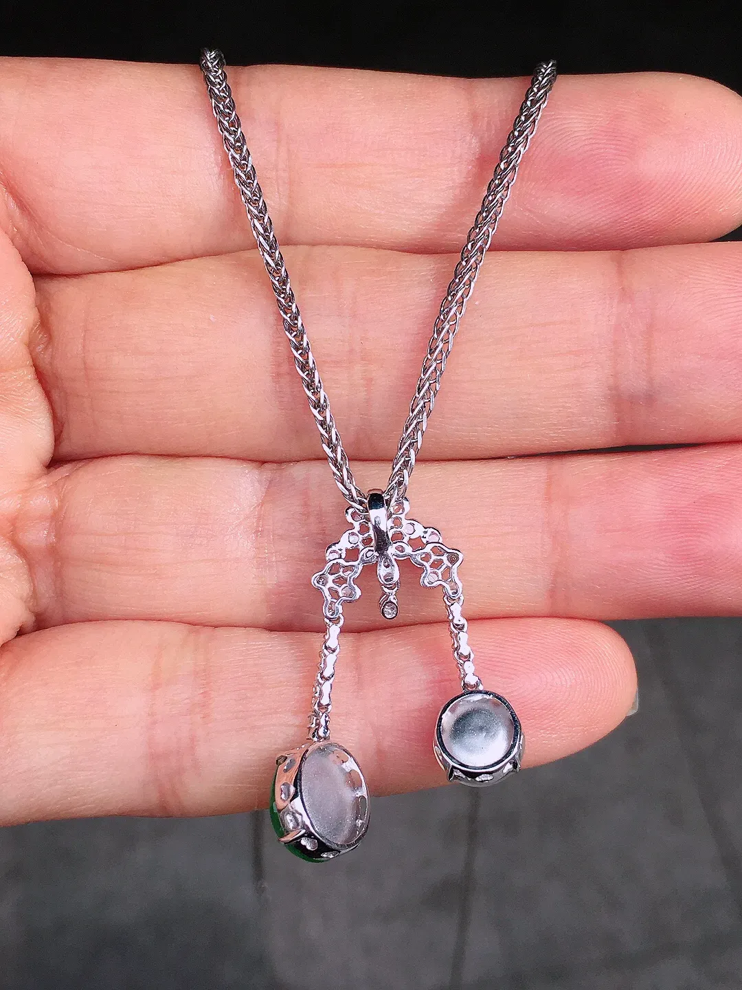 （冰+绿）二合一吊坠，色泽均匀艳丽，玉质细腻，荧光感超
强，饱满圆润，尽显优雅气质，18k
金豪华镶嵌