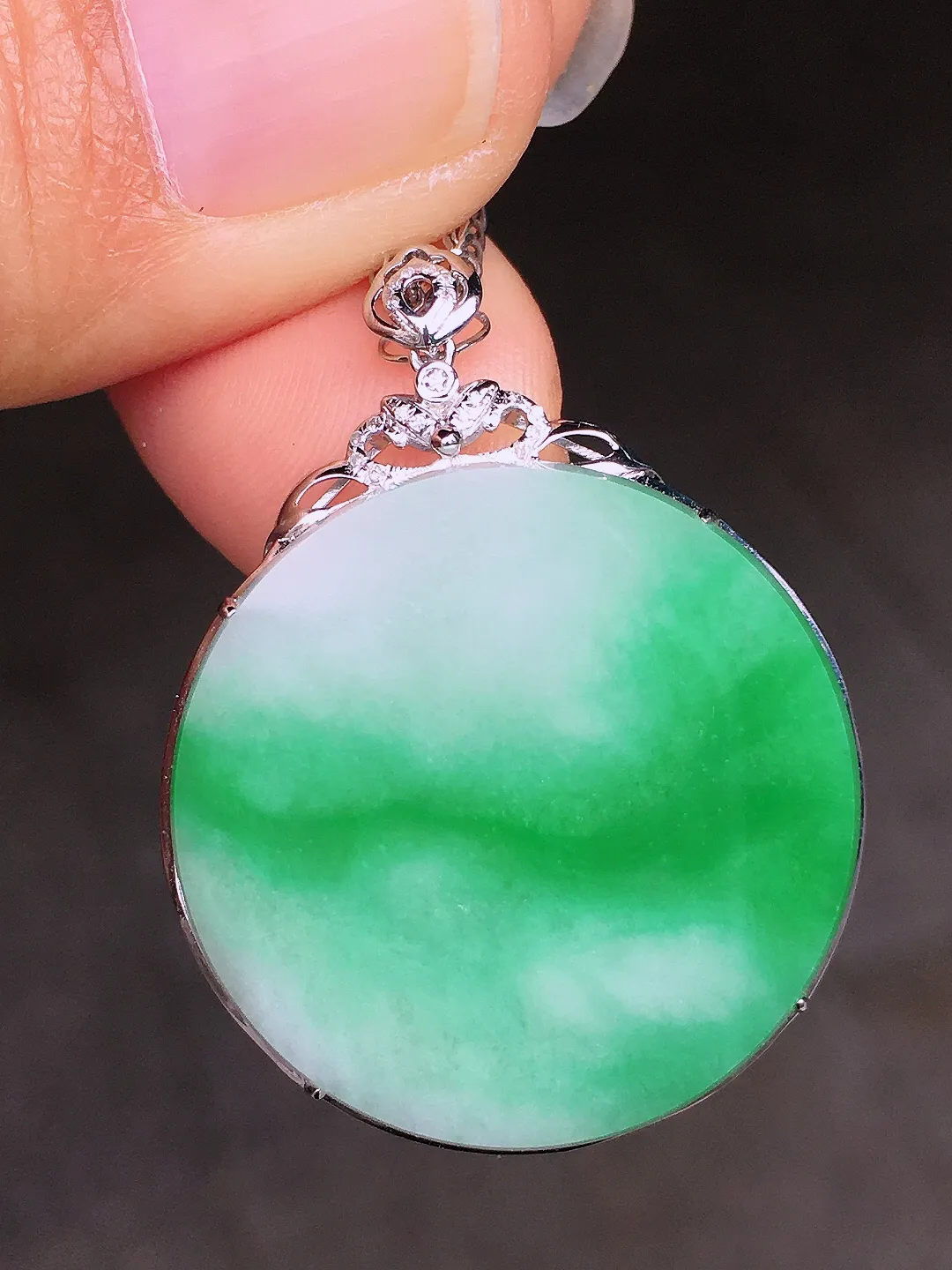 飘绿平安扣吊坠，色泽艳丽，玉质细腻，荧光感超
强，饱满圆润，尽显优雅气质，18k
金豪华镶嵌