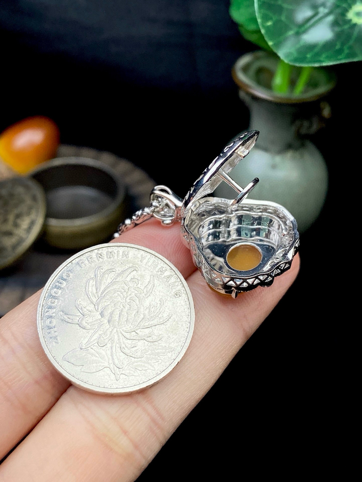 【冰种黄翡佛公】质地细腻，工艺很好，饱满圆润，笑口常开，18k金钻镶嵌，裸石尺寸13.4*17.9*2.5毫米