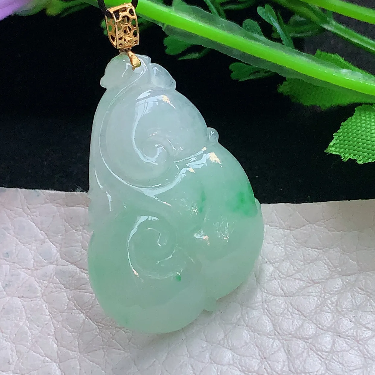 x54自然光34.2*23.8*7精美翡翠a货飘绿祥云如意玉吊坠 玉挂件