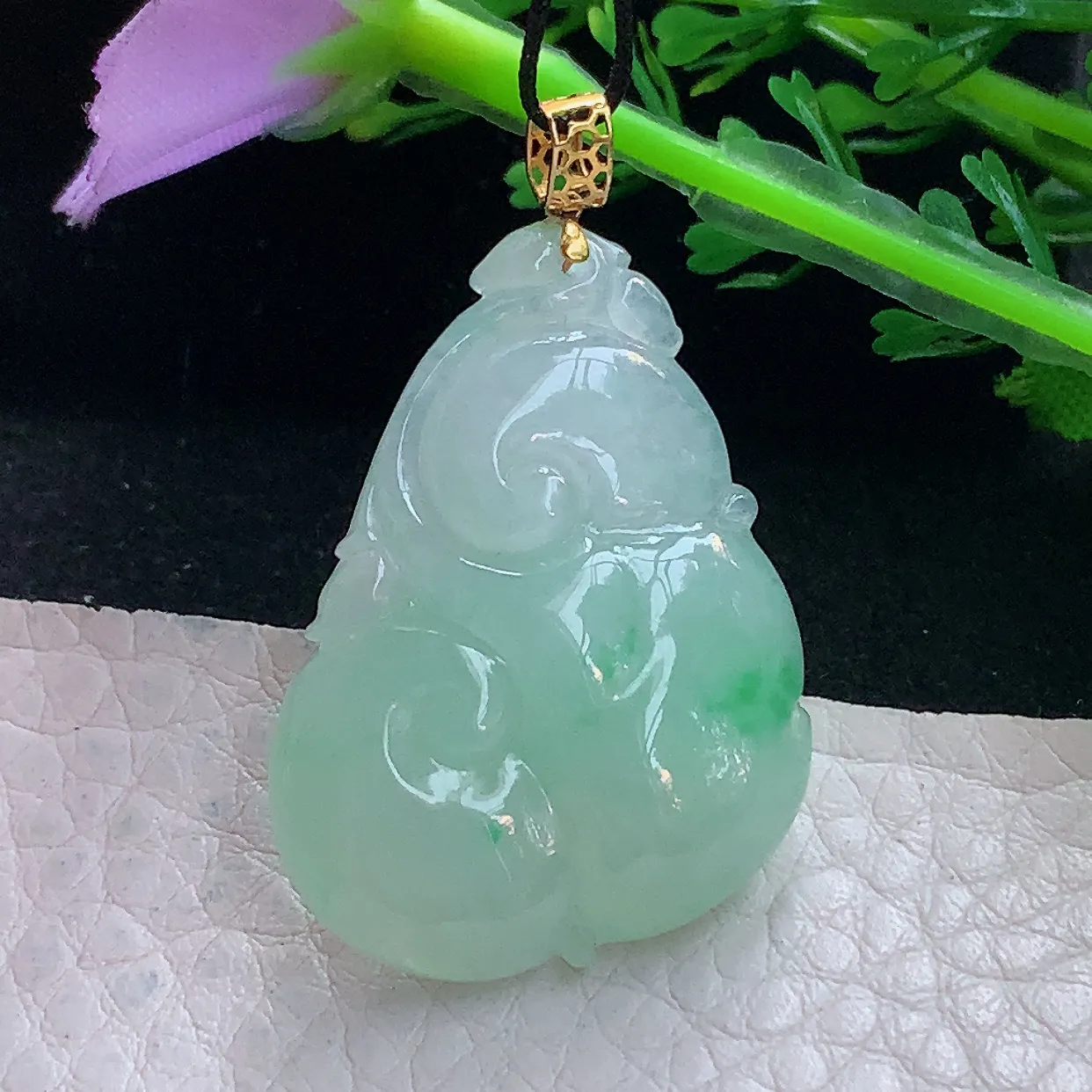 x54自然光34.2*23.8*7精美翡翠a货飘绿祥云如意玉吊坠 玉挂件