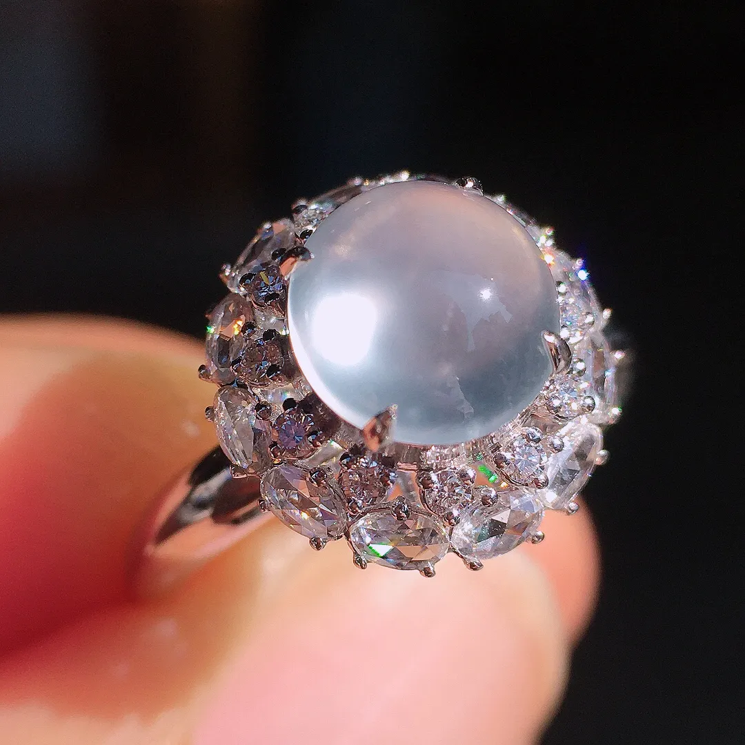 玻璃种蛋面戒指，玉质细腻，荧光感超
强，饱满圆润，尽显优雅气质，18k
金豪华镶嵌