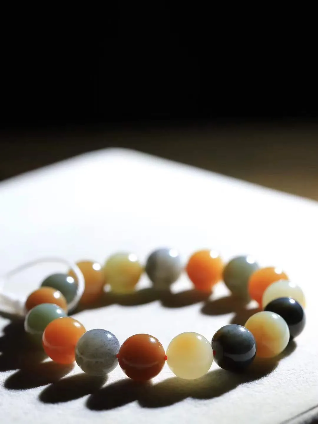 楼兰古韵.手串】

精品和田玉楼兰三色手串  温润光泽，不张扬却自显高贵；三色交织的独特纹理，低调中透露出不凡的气质，每一颗和田玉，都历经千年风沙的洗礼，凝聚着大自然的灵韵与时光的沉淀。楼兰三色，宛如大漠深处的神秘画卷，交织着历史的厚重与文化的深邃。108颗玉珠，串联起岁月的流转与心灵的宁静，佩戴之间，仿佛与古老的楼兰文明对话，感受那份独特的优雅与从容。重44.5克  尺寸取一12mm  561251224L