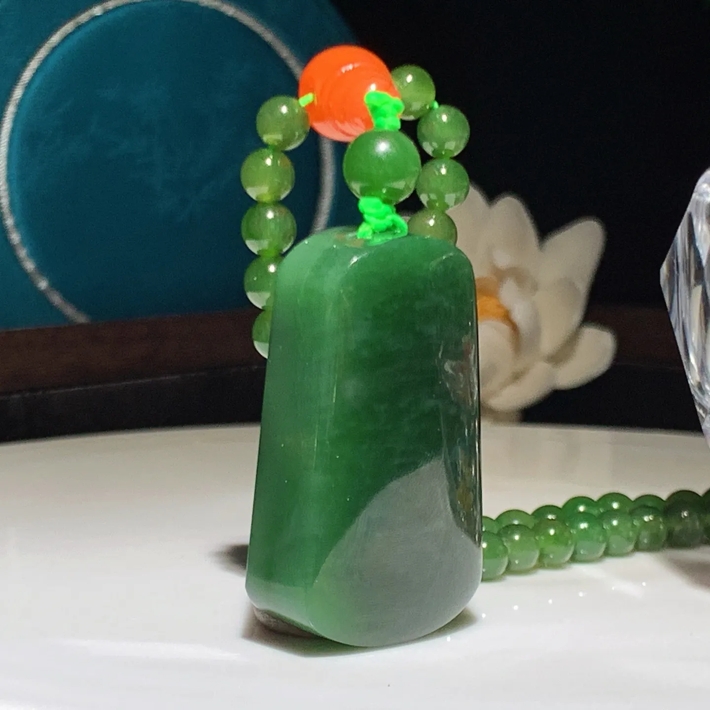 和田玉菠菜绿俄罗斯碧玉平安无事牌挂件。尺寸43/25/14重72克。玉质细腻油润。手推出油。佩戴高端典雅。lt251213