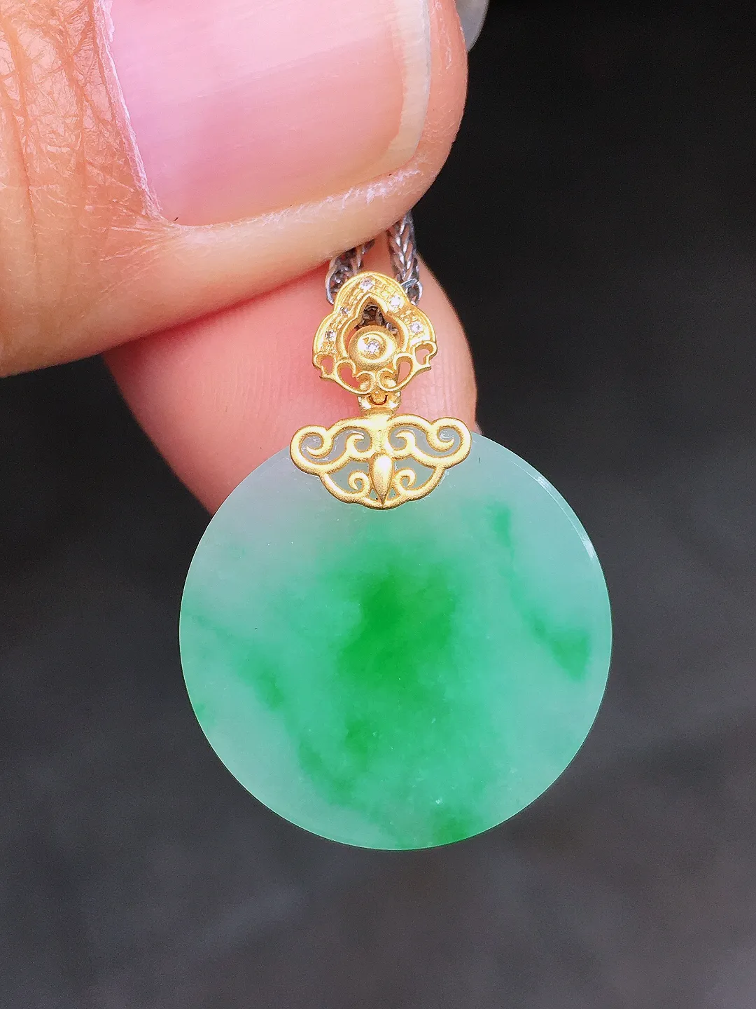 飘绿平安扣吊坠，色泽艳丽，玉质细腻，荧光感超
强，饱满圆润，尽显优雅气质，18k
金豪华镶嵌
