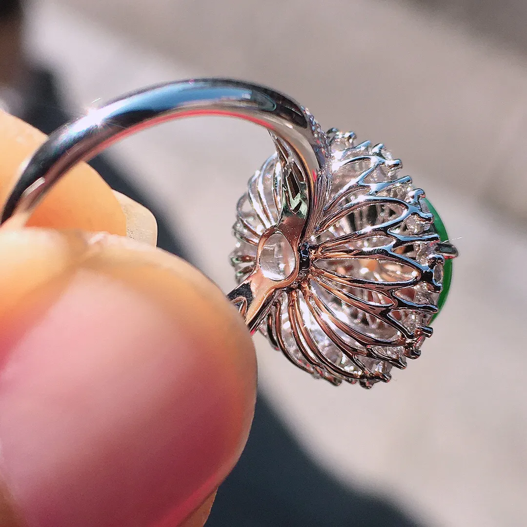 阳绿蛋面戒指，色泽均匀艳丽，玉质细腻，荧光感超
强，饱满圆润，尽显优雅气质，18k
金豪华镶嵌