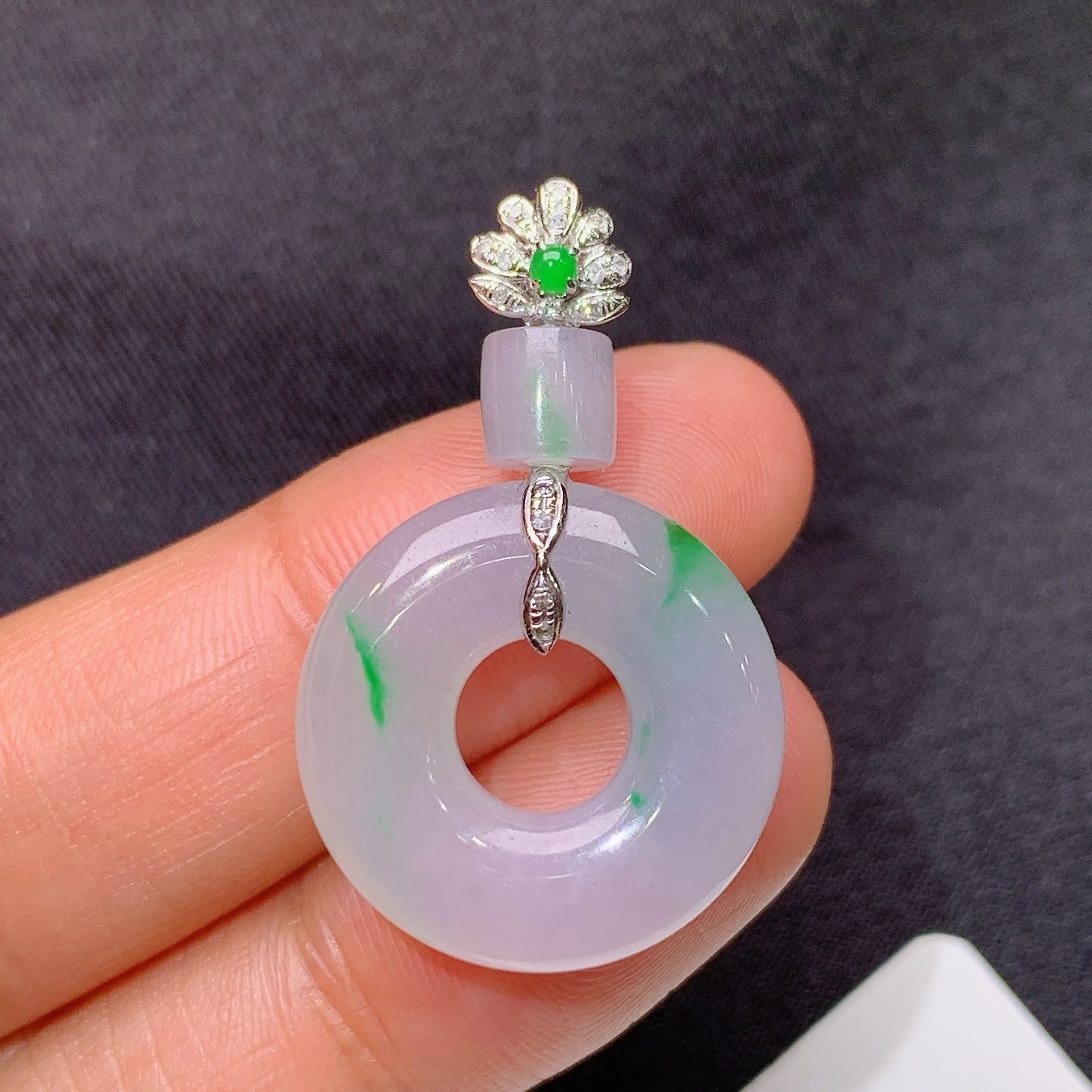 冰紫飘绿甜甜圈吊坠，18k金镶嵌，冰润细腻，种水足，整体尺寸32.3*19.8*5