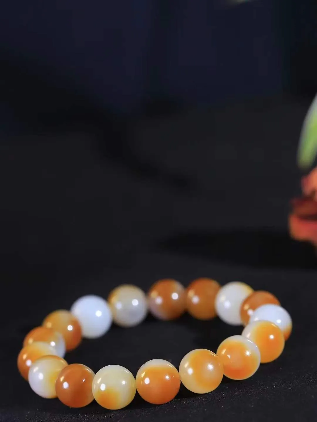 【珠圆玉润.手串】

精品和田玉糖白玉珠圆玉润手串 玉质温润细腻  整串打磨圆润，佩戴舒适。珠珠落玉盘，间关莺语花底滑，一生美好时光，无论身在何处，都有它相伴相守。事事顺遂，幸福美满，吉祥如意。重44.5克 尺寸取一11.8mm FDL-161201413