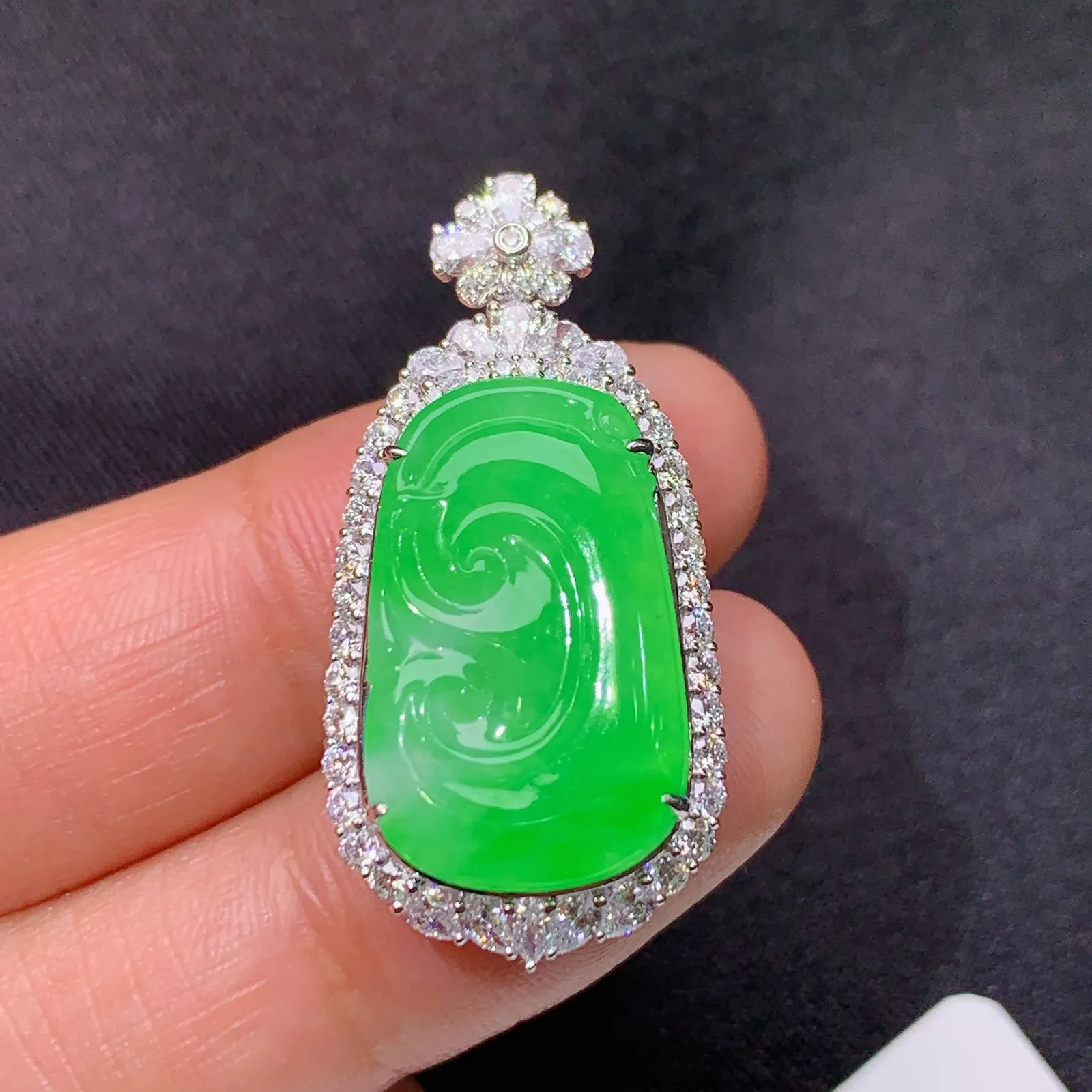 冰阳绿如意吊坠，18k金镶嵌，冰润色阳，玉质细腻，种水足，B1 尺寸33.3*16.5*8.4