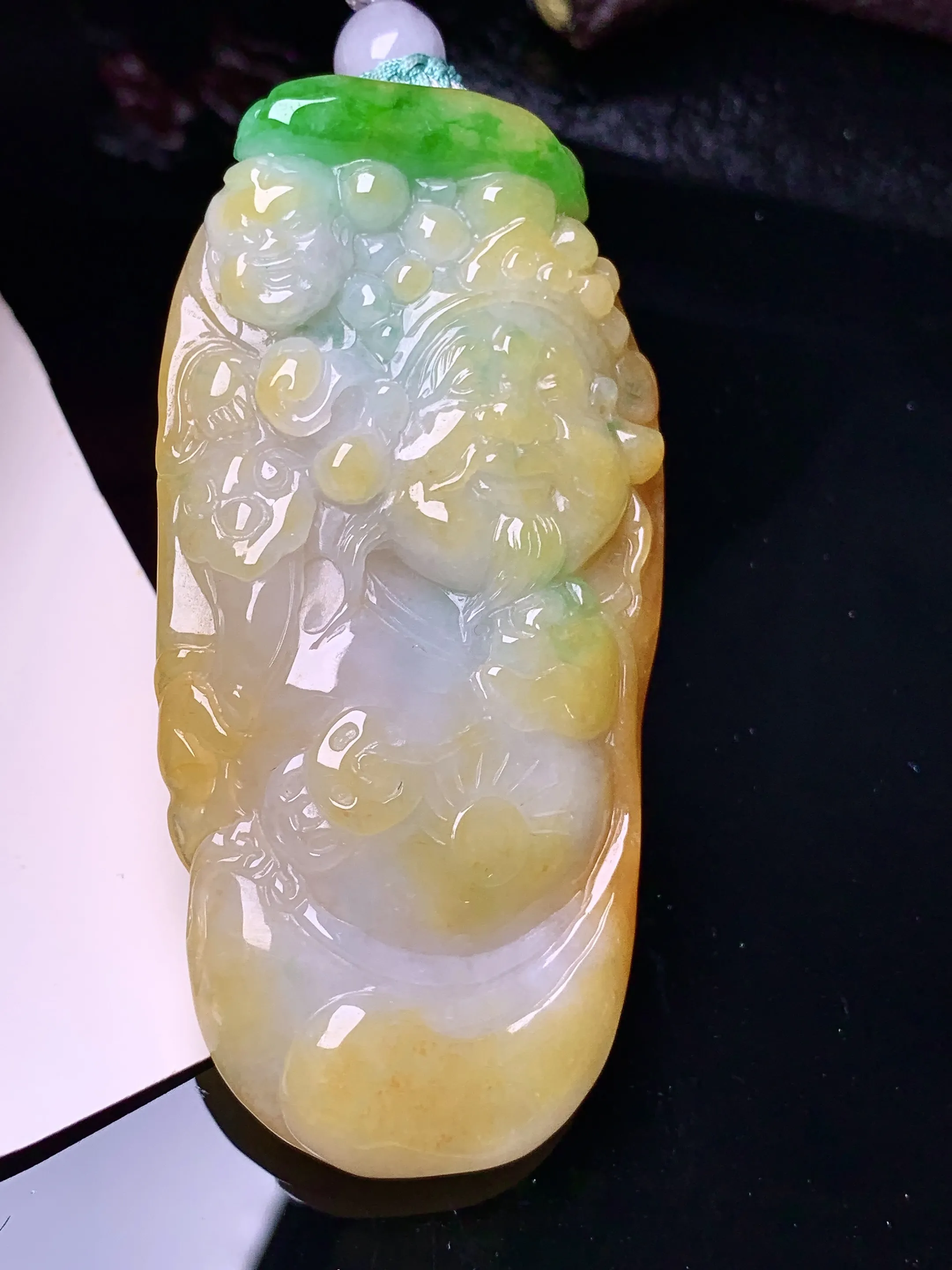飘黄加绿财神吊坠 玉质细腻 水润亮眼 色泽艳丽 整体尺寸65*32.6*10