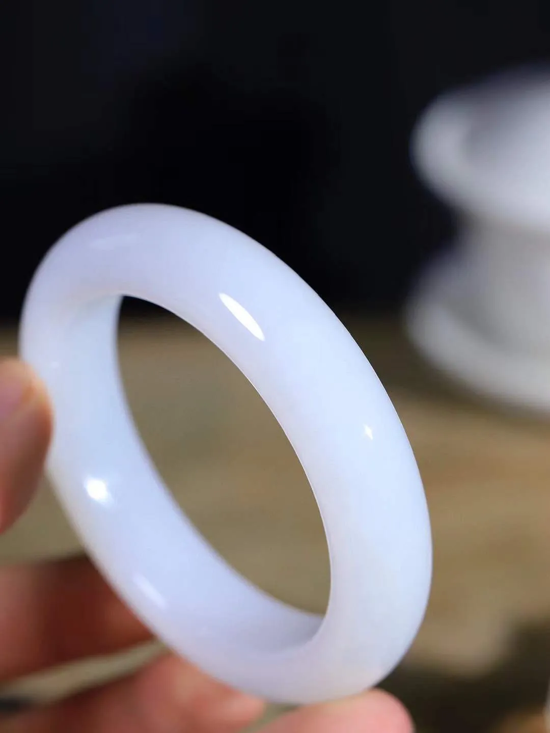 【腕间柔情.手镯】   

收藏级臻品️和田玉白玉手镯 玉质温润细腻 油性十足 古朴秀雅 轻抚岁月的栏杆软香温玉，腕间玉镯轻轻晃动，令人情动心间，撷一缕月末的芬芳，把心思铺陈，时光静美，惟有你最温柔。重79.67克   尺寸56.5-14.9-10.5mm  461201255A