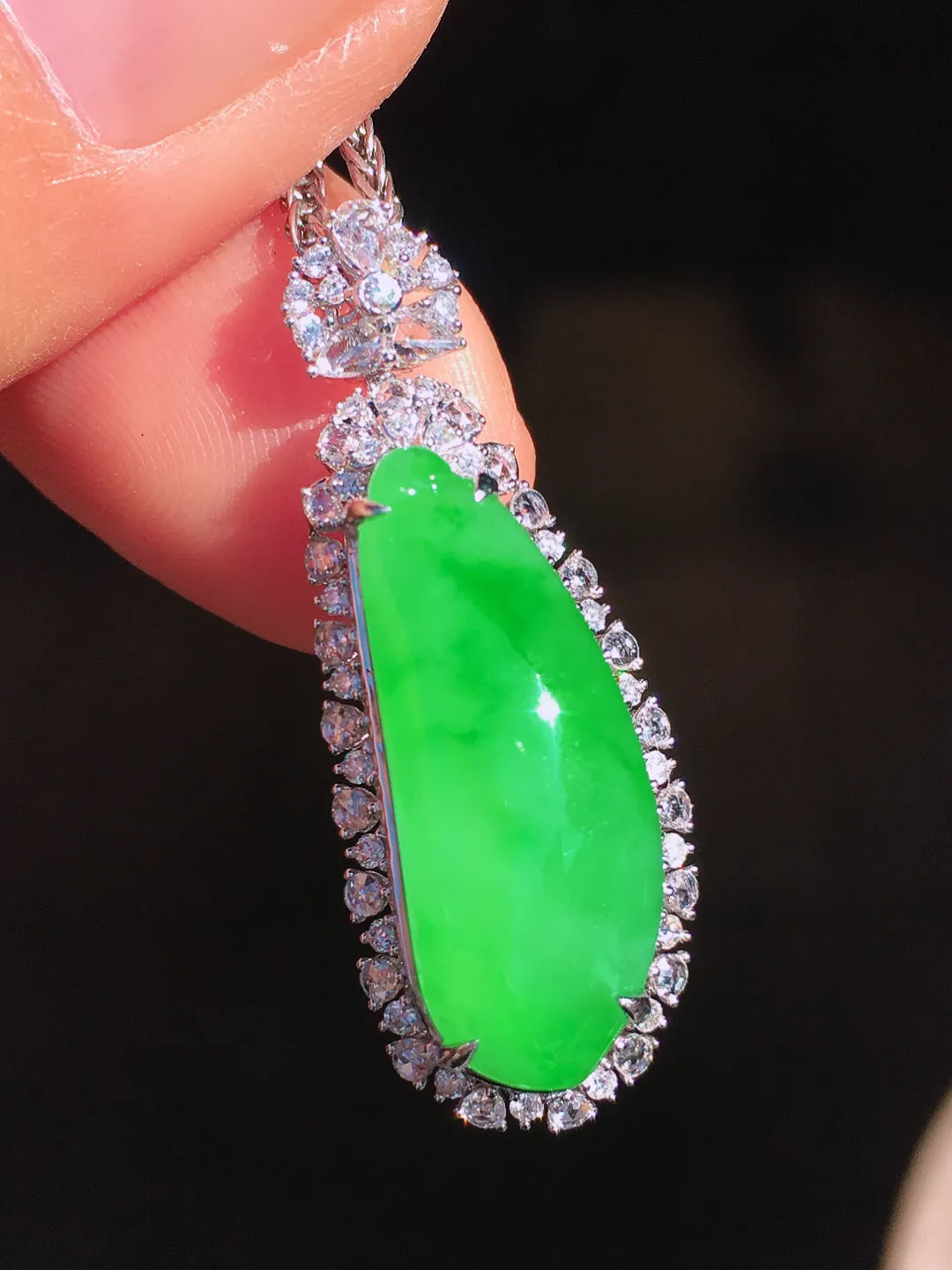 阳绿福瓜吊坠，色泽均匀艳丽，玉质细腻，荧光感超
强，饱满圆润，尽显优雅气质，18k
金豪华镶嵌