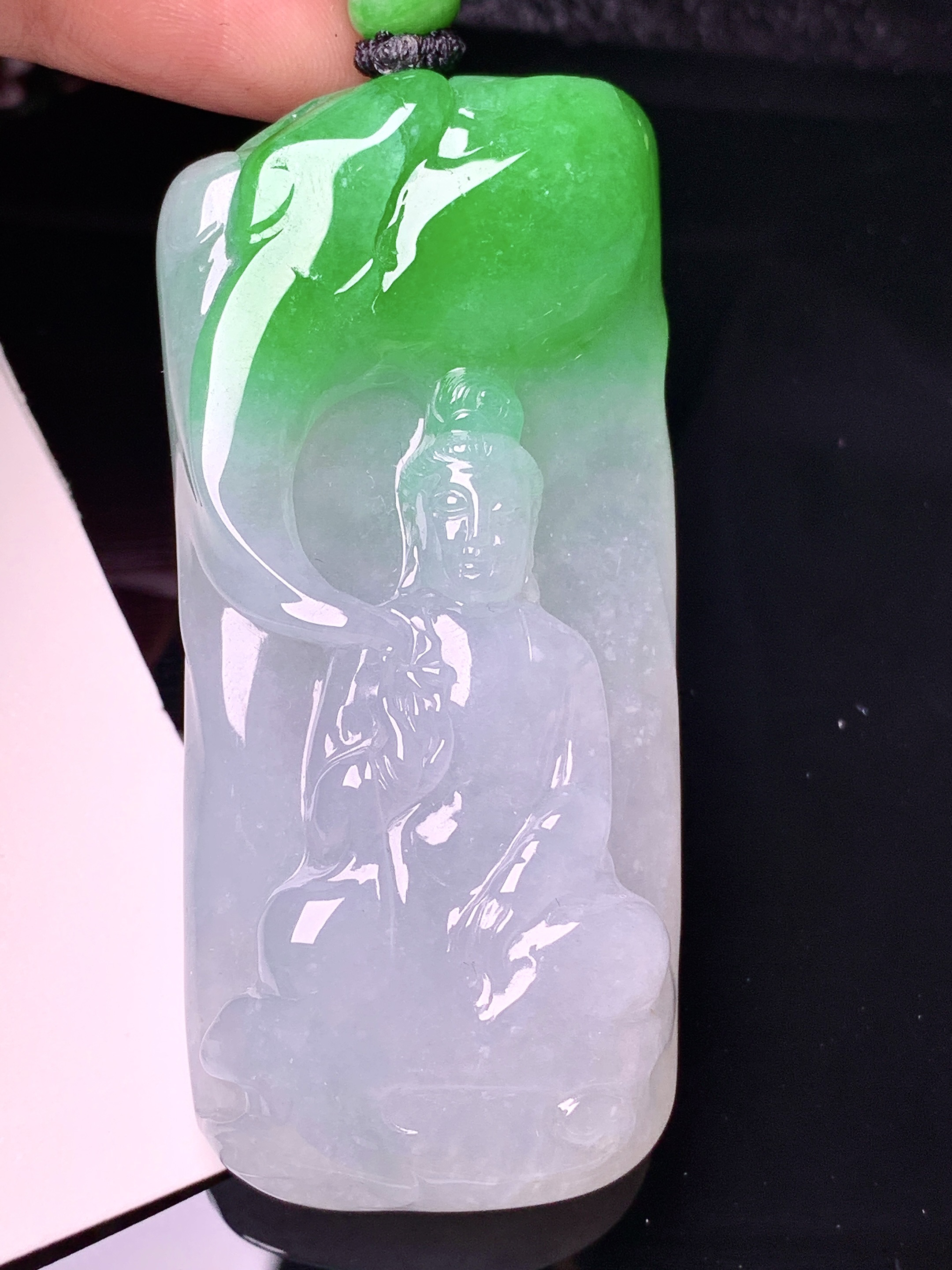 飘绿观音菩萨吊坠 玉质细腻 水润亮眼 色泽艳丽 整体尺寸64.5*29.7*12.8