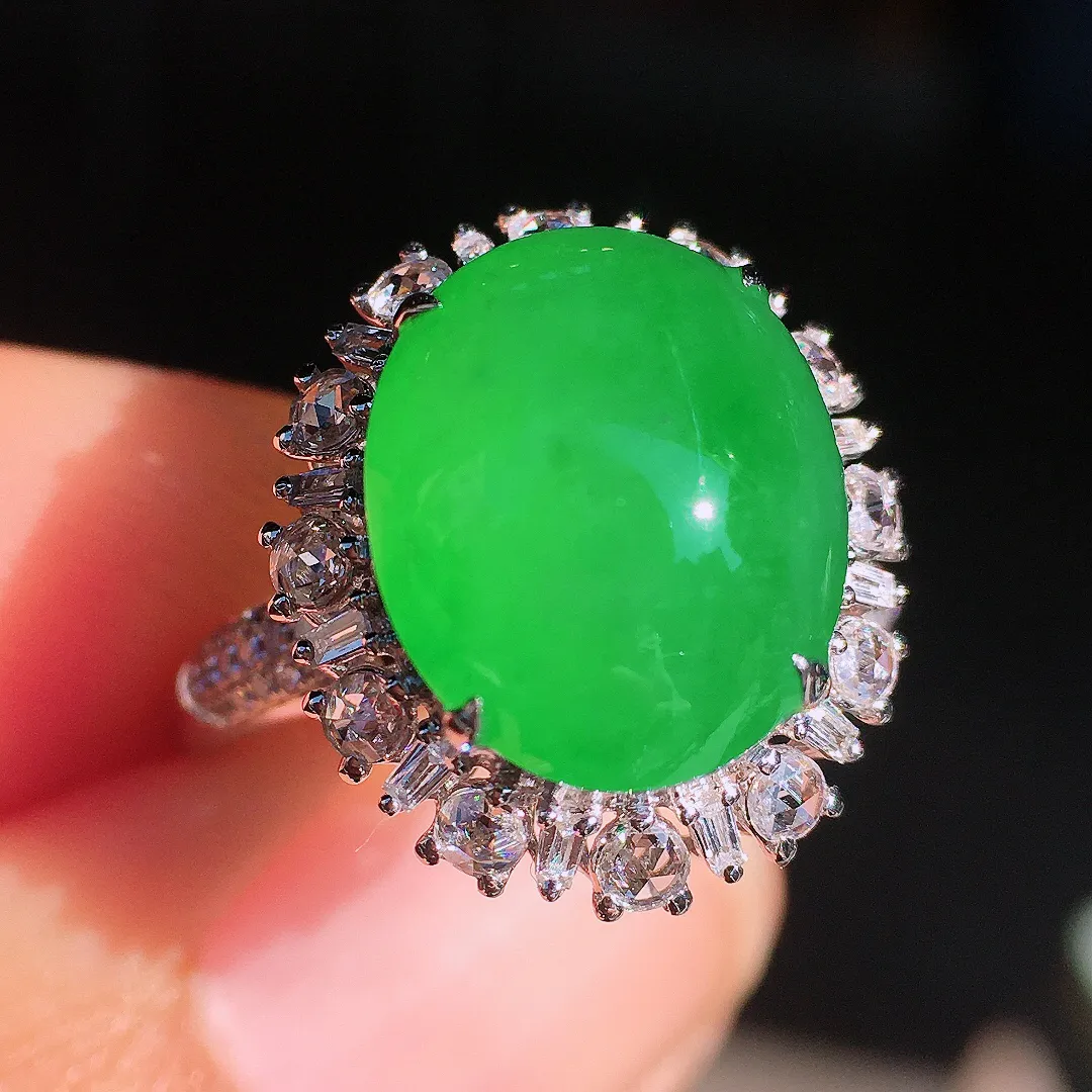 阳绿蛋面戒指，色泽均匀艳丽，玉质细腻，荧光感超
强，饱满圆润，尽显优雅气质，18k
金豪华镶嵌