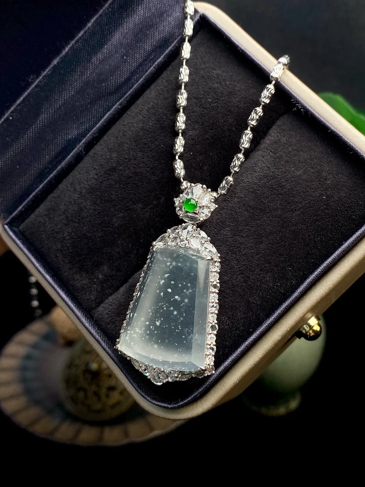 【冰种飘绿无事牌】老坑雪花棉，质地细腻，种水色俱全，冰透闪亮，18k金钻镶嵌，裸石尺寸21.5*16