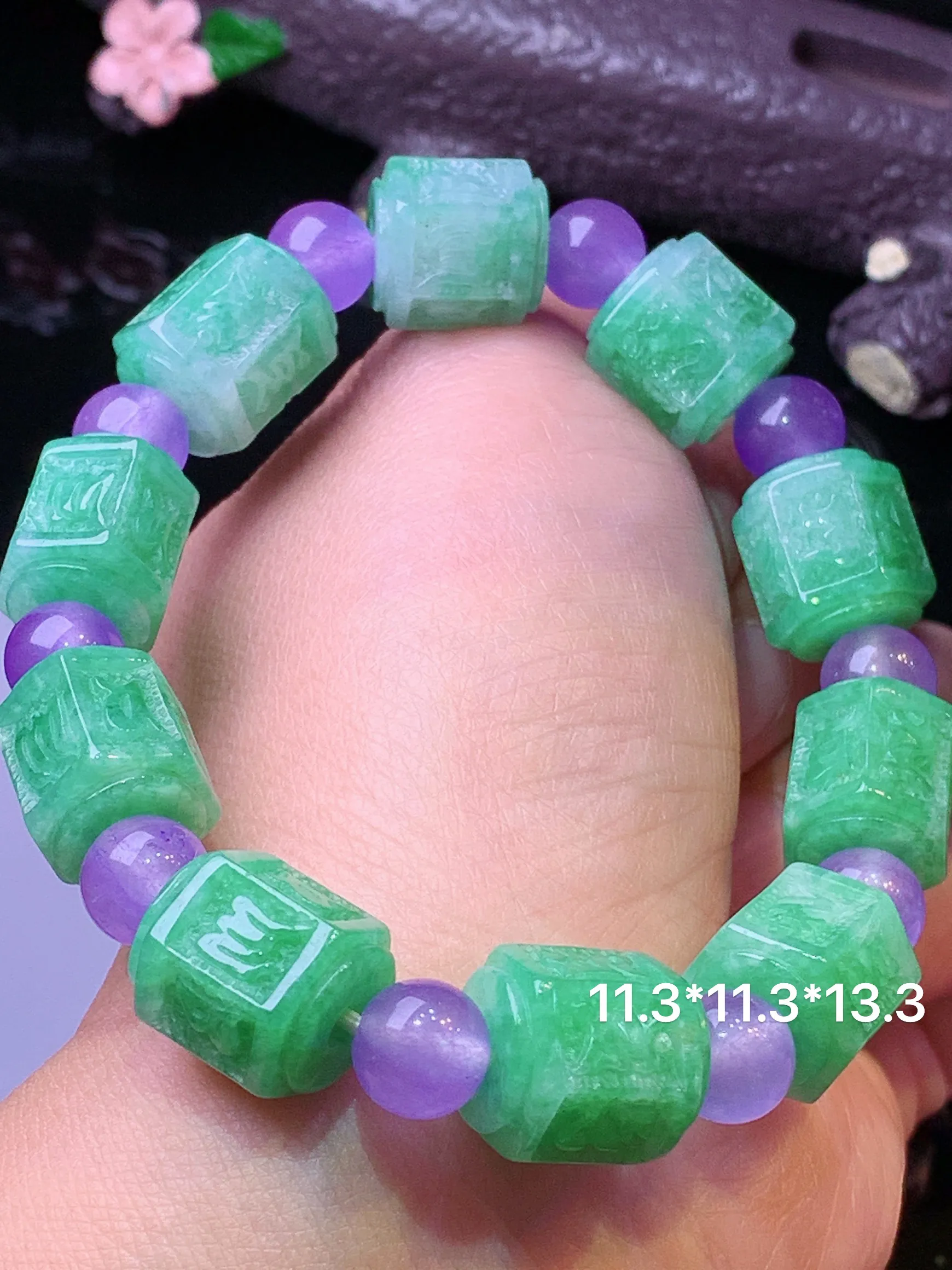 飘绿雕花路路通手链 玉质细腻 水润亮眼 色泽艳丽 整体尺寸11.3*11.3*13.3