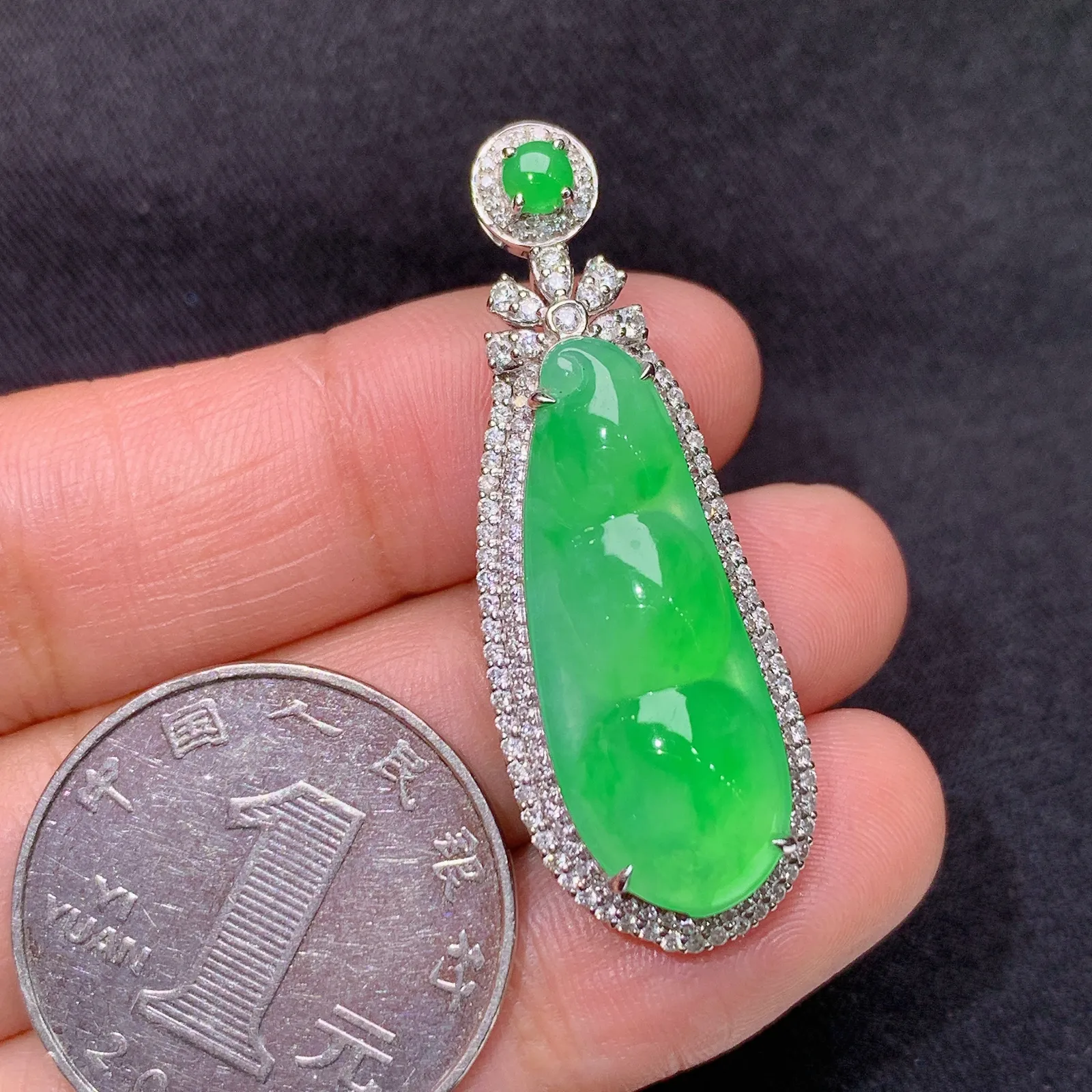 阳绿福豆吊坠，18k金镶嵌，色泽鲜阳，冰润鲜艳，种水足， 尺寸40.7*14.6*9.6