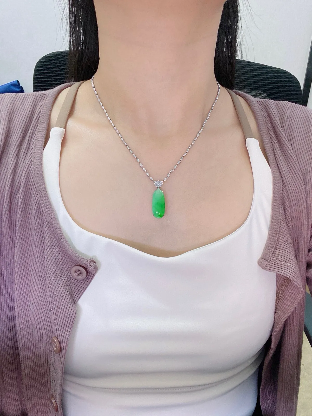 【冰种飘绿福瓜吊坠】种水上乘，晶莹剔透，纯净通透，18k金钻精美镶嵌，裸石尺寸24.5*10*3.1毫米