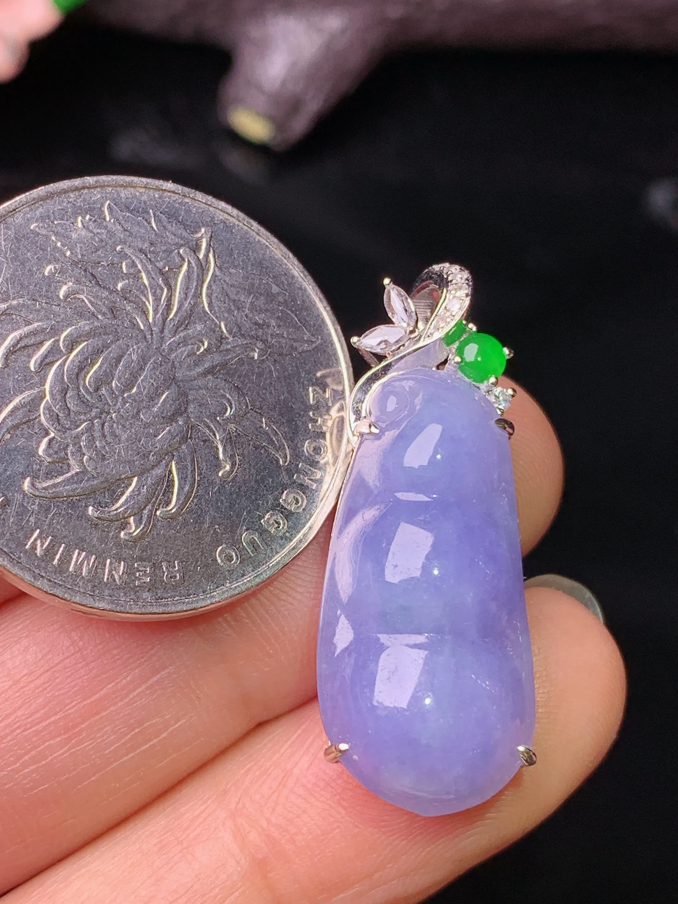 18k金钻镶嵌紫罗兰四季豆吊坠 玉质细腻 水润亮眼 色泽艳丽 整体尺寸30.3*11.5*8.8