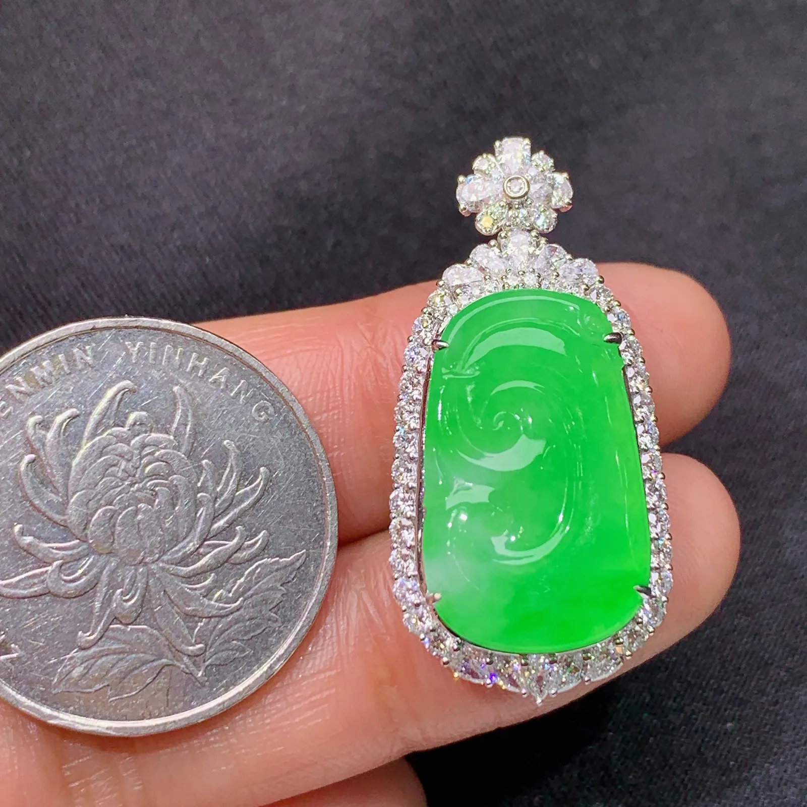 冰阳绿如意吊坠，18k金镶嵌，冰润色阳，玉质细腻，种水足，B1 尺寸33.3*16.5*8.4