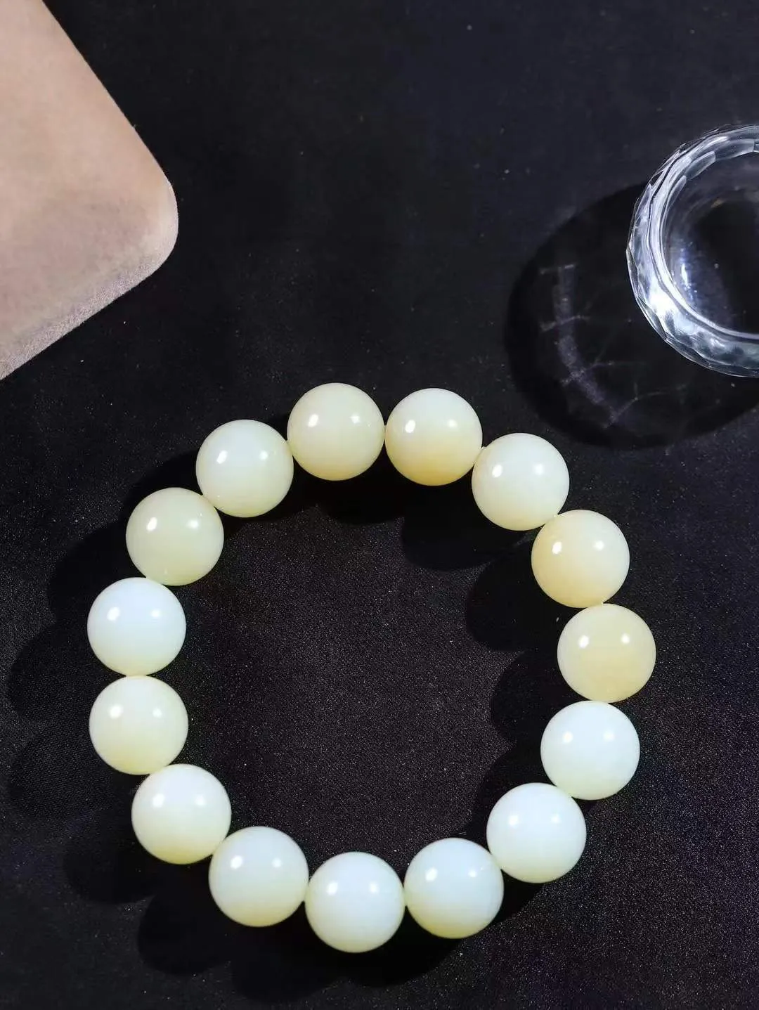 【珠圆玉润.手串】

精品和田玉糖白玉珠圆玉润手串 玉质温润细腻  整串打磨圆润，佩戴舒适。珠珠落玉盘，间关莺语花底滑，一生美好时光，无论身在何处，都有它相伴相守。事事顺遂，幸福美满，吉祥如意。重76.8克 尺寸取一15mm  FDL-791201268